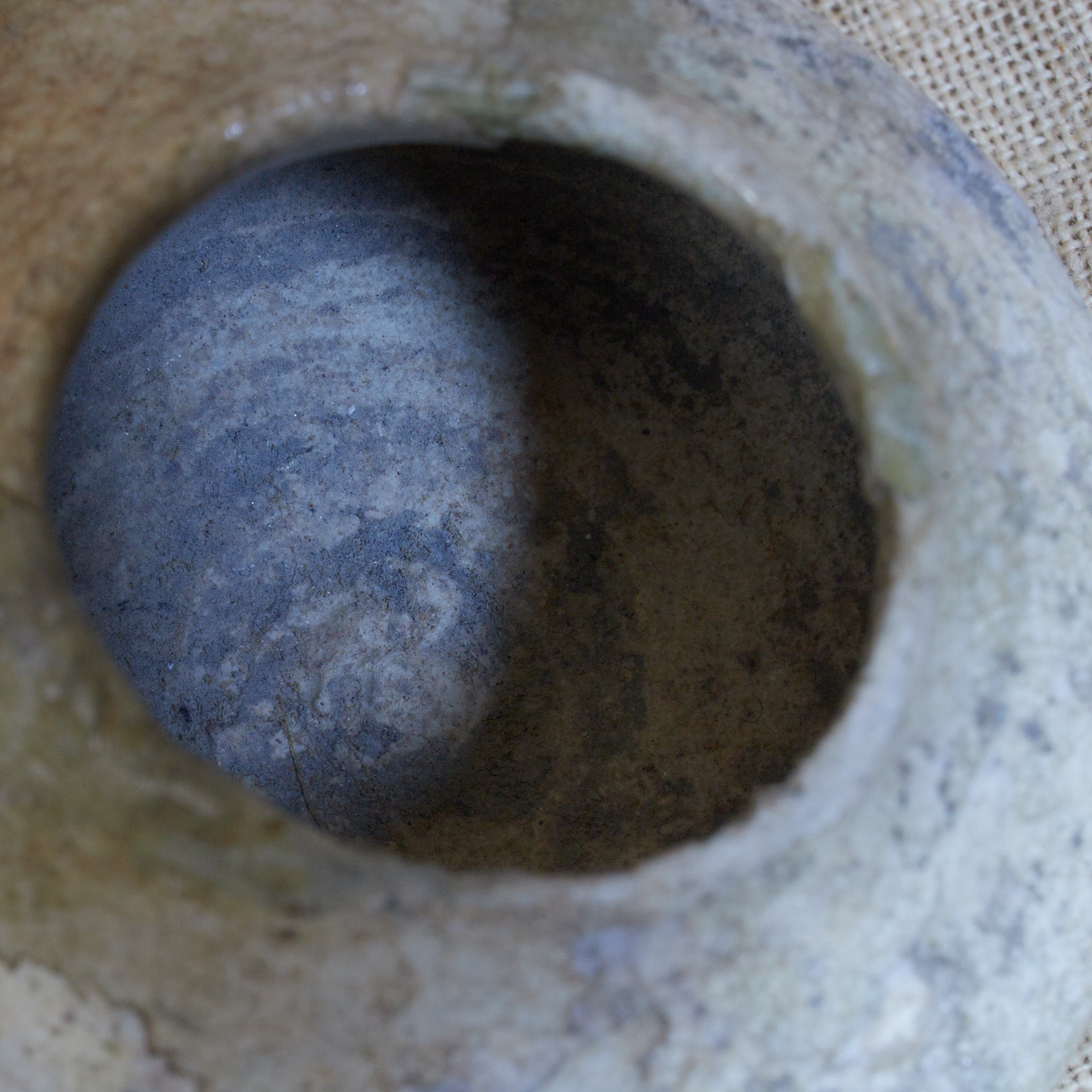 DÖSCHEN-UNTERTEIL, Ko-Seto, ascheglasiert, Kamakura-Zeit (1185–1333 n. Chr.) | Detailansicht 21