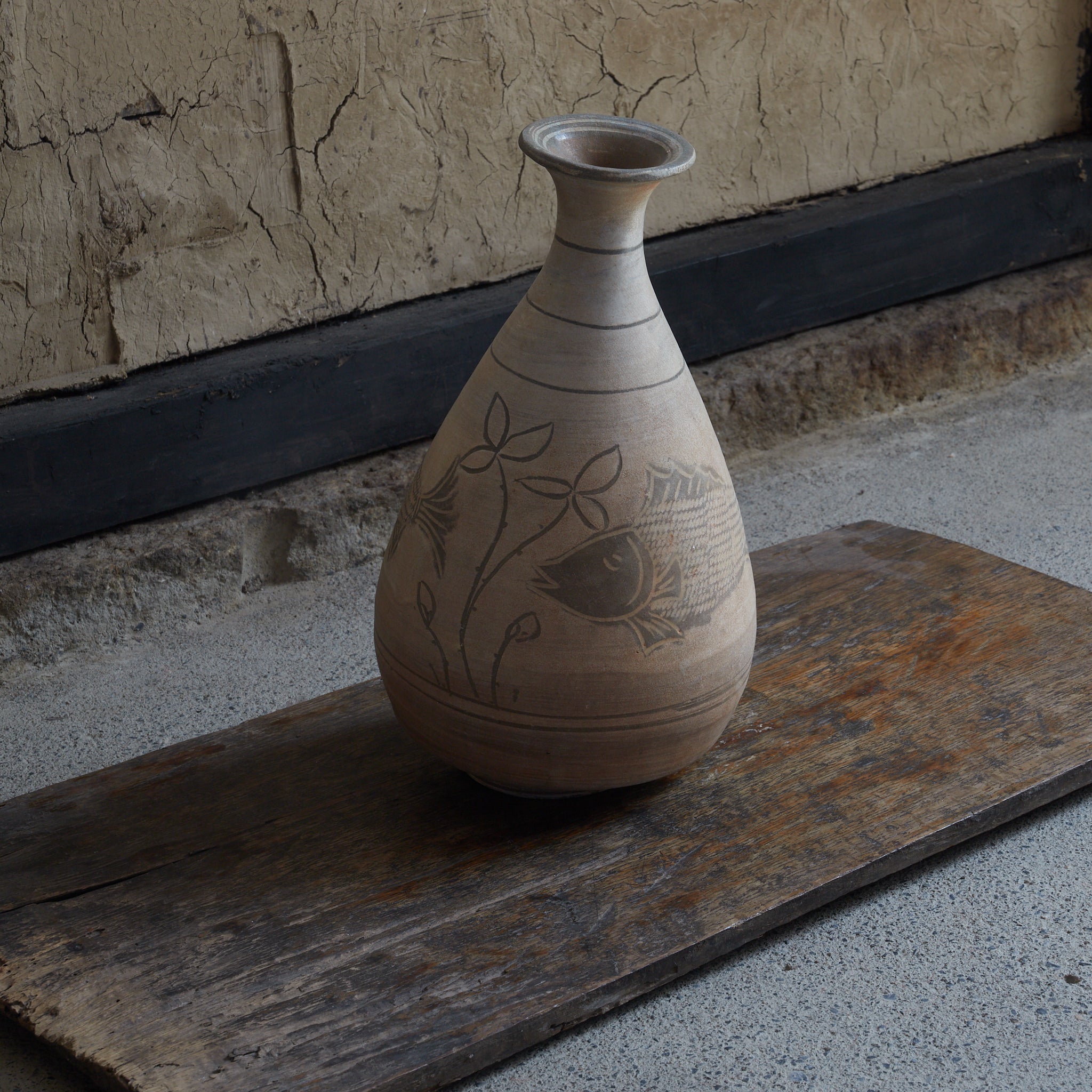 BOTELLA, Cerámica Buncheong con de sgraffito diseño de peces gemelos, Con caja de madera, Dinastía Joseon (1392–1897 d. C.) – Florero