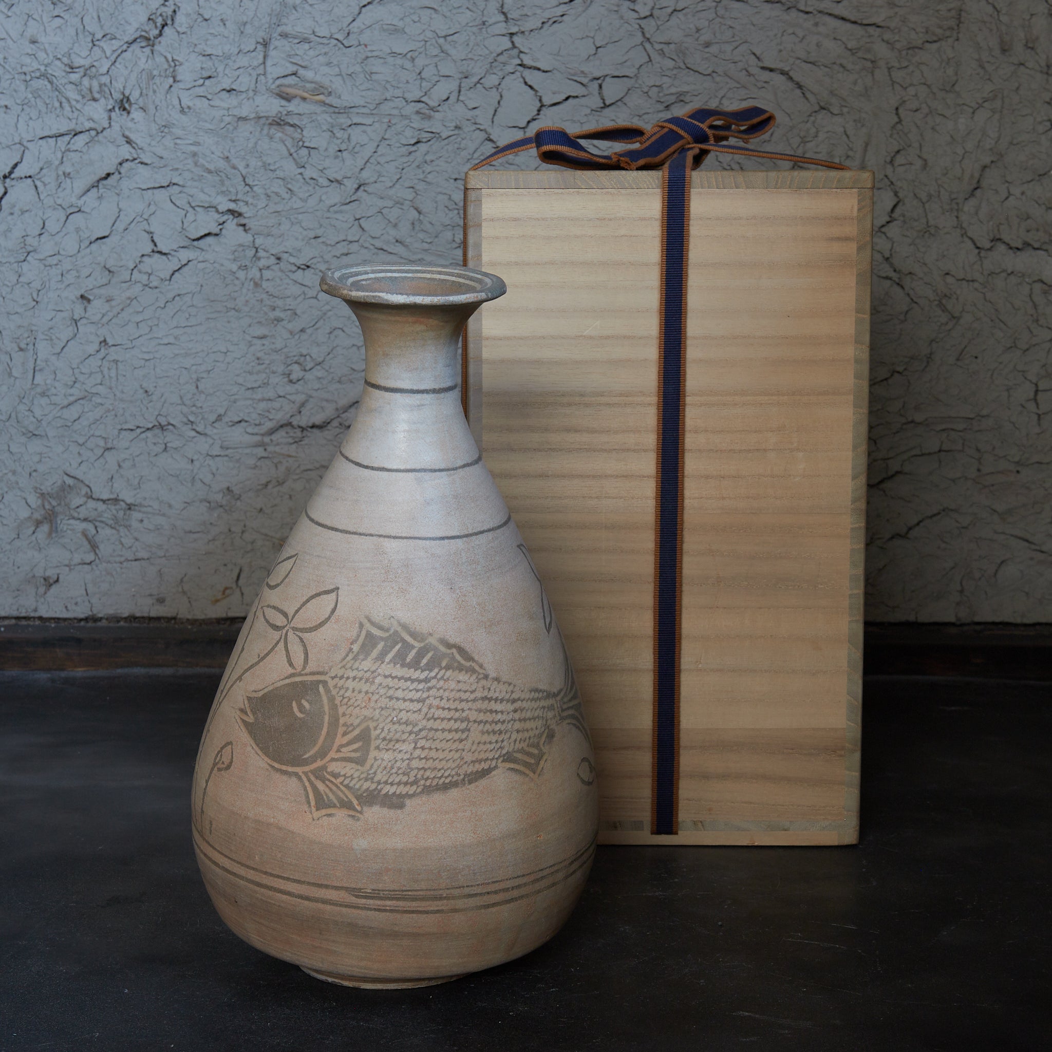 FLASCHE, Buncheong-Ware mit sgraffitoverzierte doppelfischmuster, mit Holzkiste, Joseon-Dynastie (1392–1897 n. Chr.)