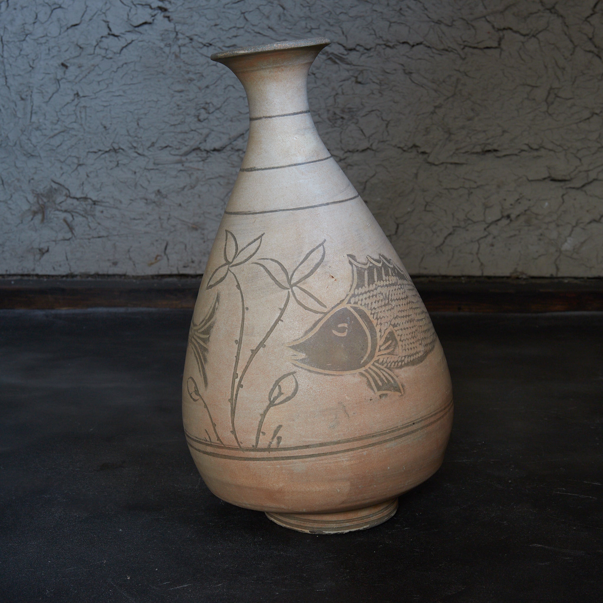 FLASCHE, Buncheong-Ware mit sgraffitoverzierte doppelfischmuster, mit Holzkiste, Joseon-Dynastie (1392–1897 n. Chr.) | Detailansicht 6