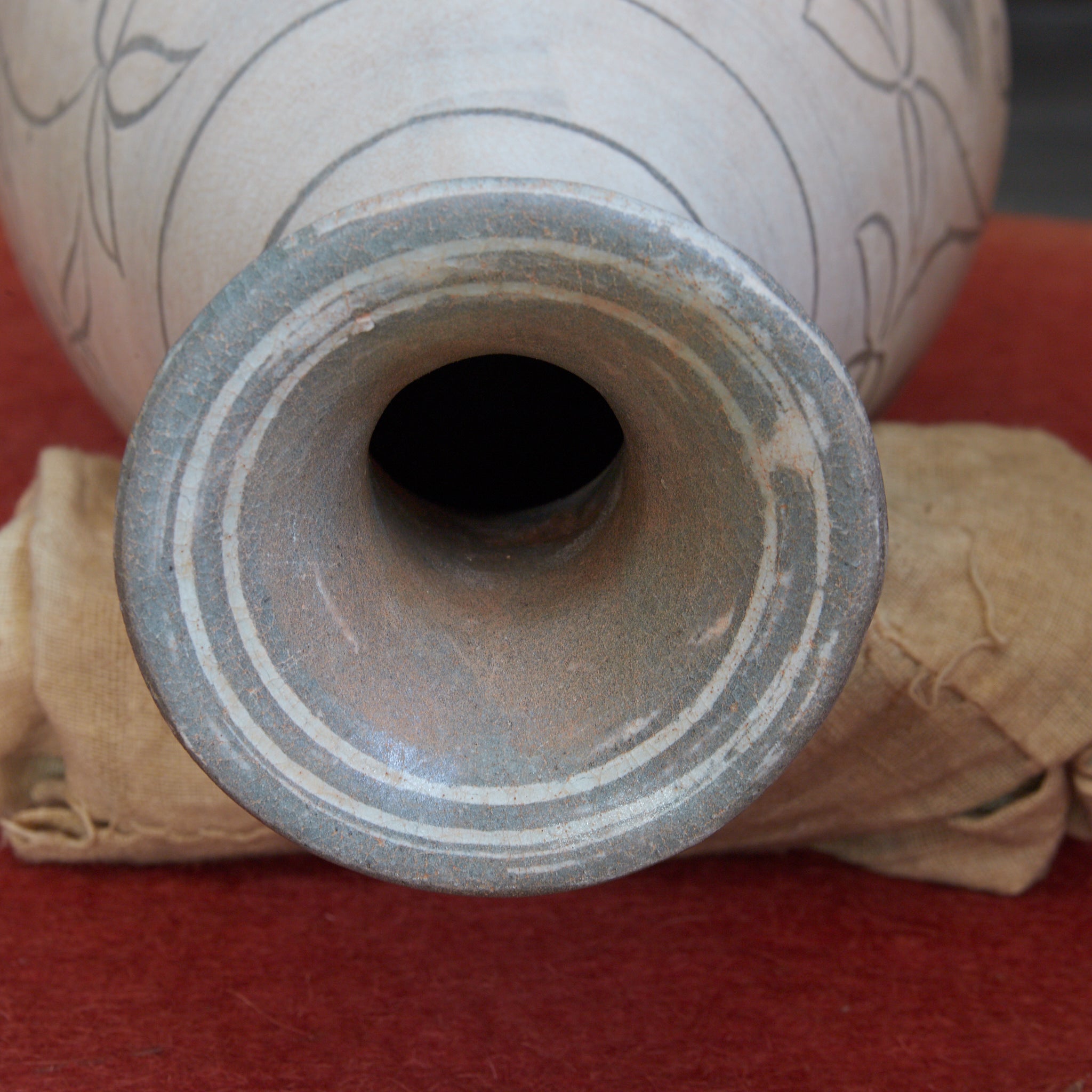 FLASCHE, Buncheong-Ware mit sgraffitoverzierte doppelfischmuster, mit Holzkiste, Joseon-Dynastie (1392–1897 n. Chr.) | Detailansicht 11