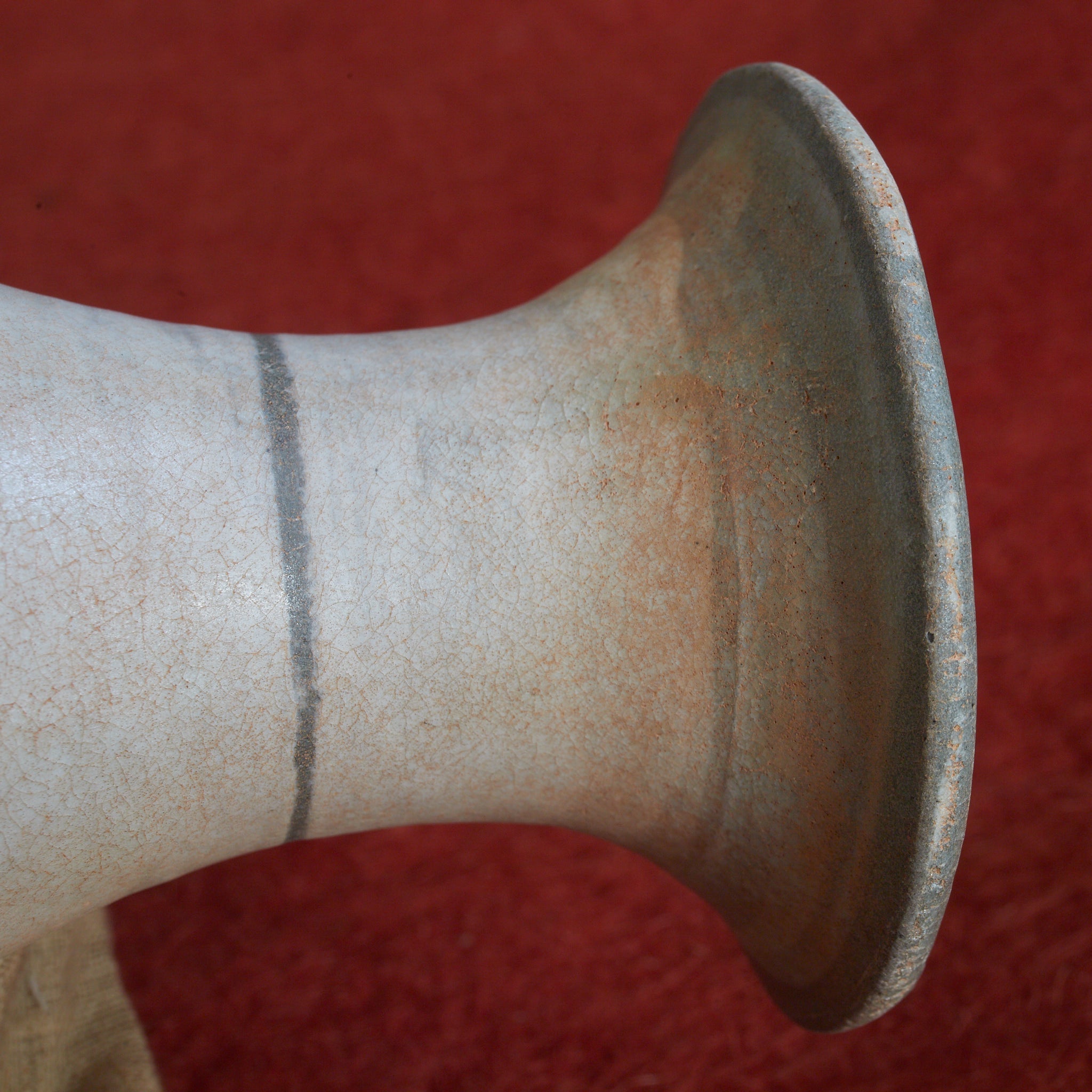 FLASCHE, Buncheong-Ware mit sgraffitoverzierte doppelfischmuster, mit Holzkiste, Joseon-Dynastie (1392–1897 n. Chr.) | Detailansicht 13