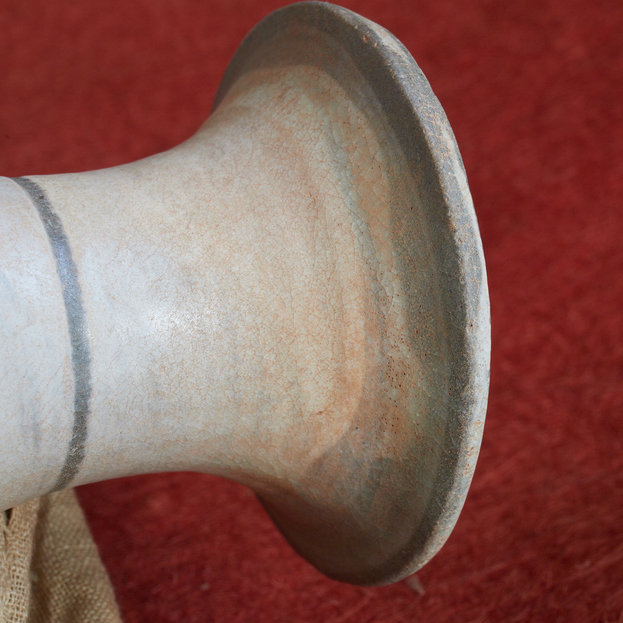 FLASCHE, Buncheong-Ware mit sgraffitoverzierte doppelfischmuster, mit Holzkiste, Joseon-Dynastie (1392–1897 n. Chr.) | Detailansicht 14