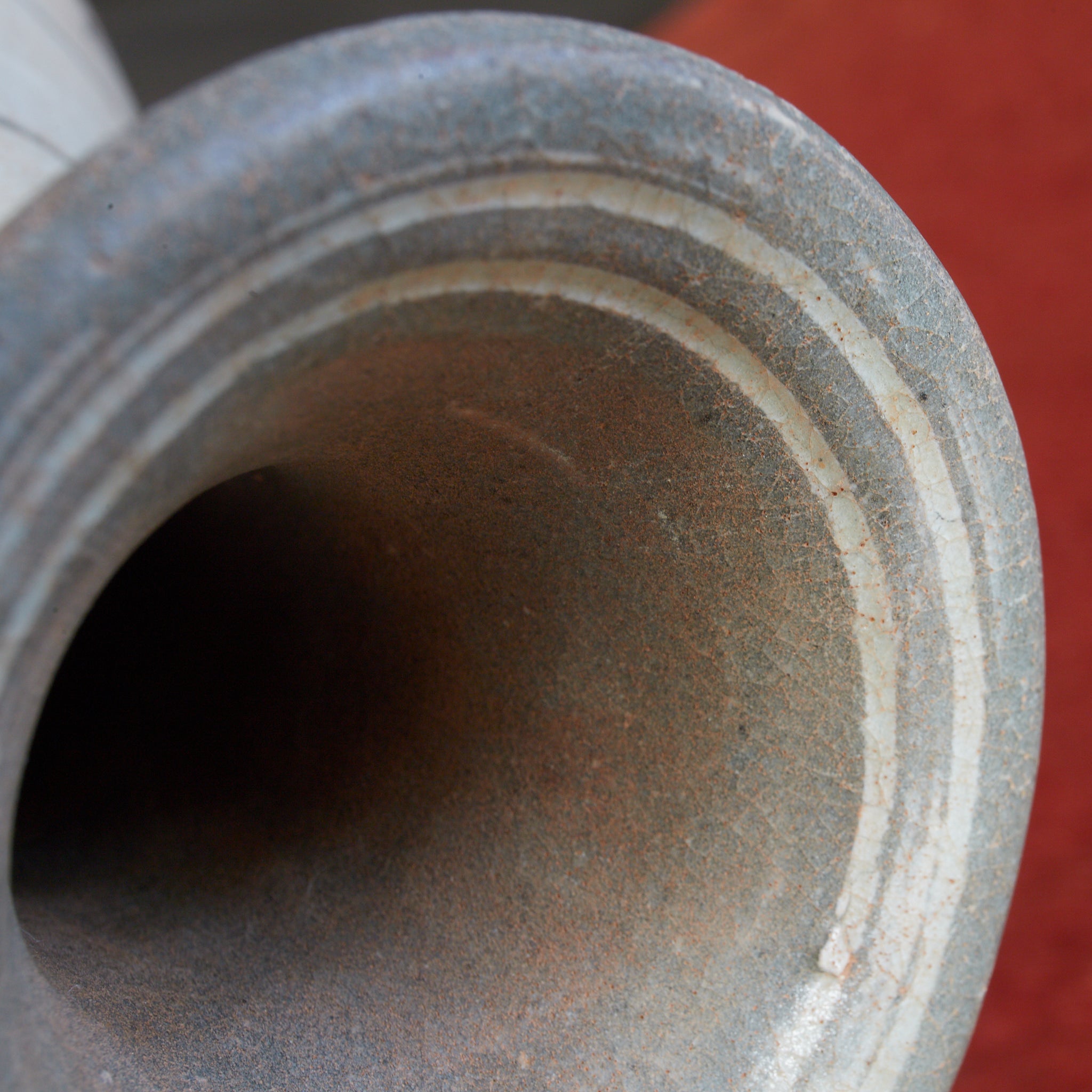 FLASCHE, Buncheong-Ware mit sgraffitoverzierte doppelfischmuster, mit Holzkiste, Joseon-Dynastie (1392–1897 n. Chr.) | Detailansicht 16