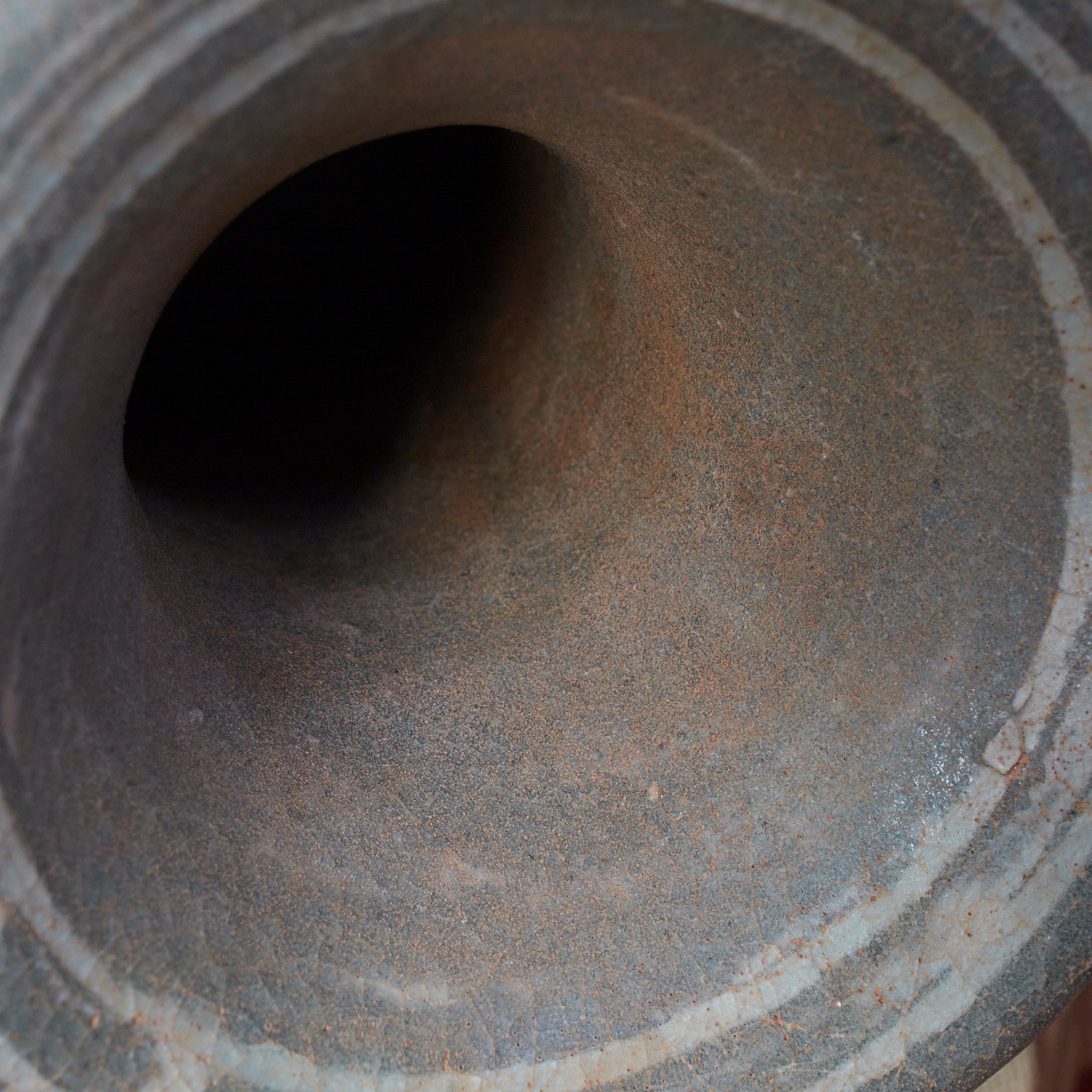 FLASCHE, Buncheong-Ware mit sgraffitoverzierte doppelfischmuster, mit Holzkiste, Joseon-Dynastie (1392–1897 n. Chr.) | Detailansicht 19