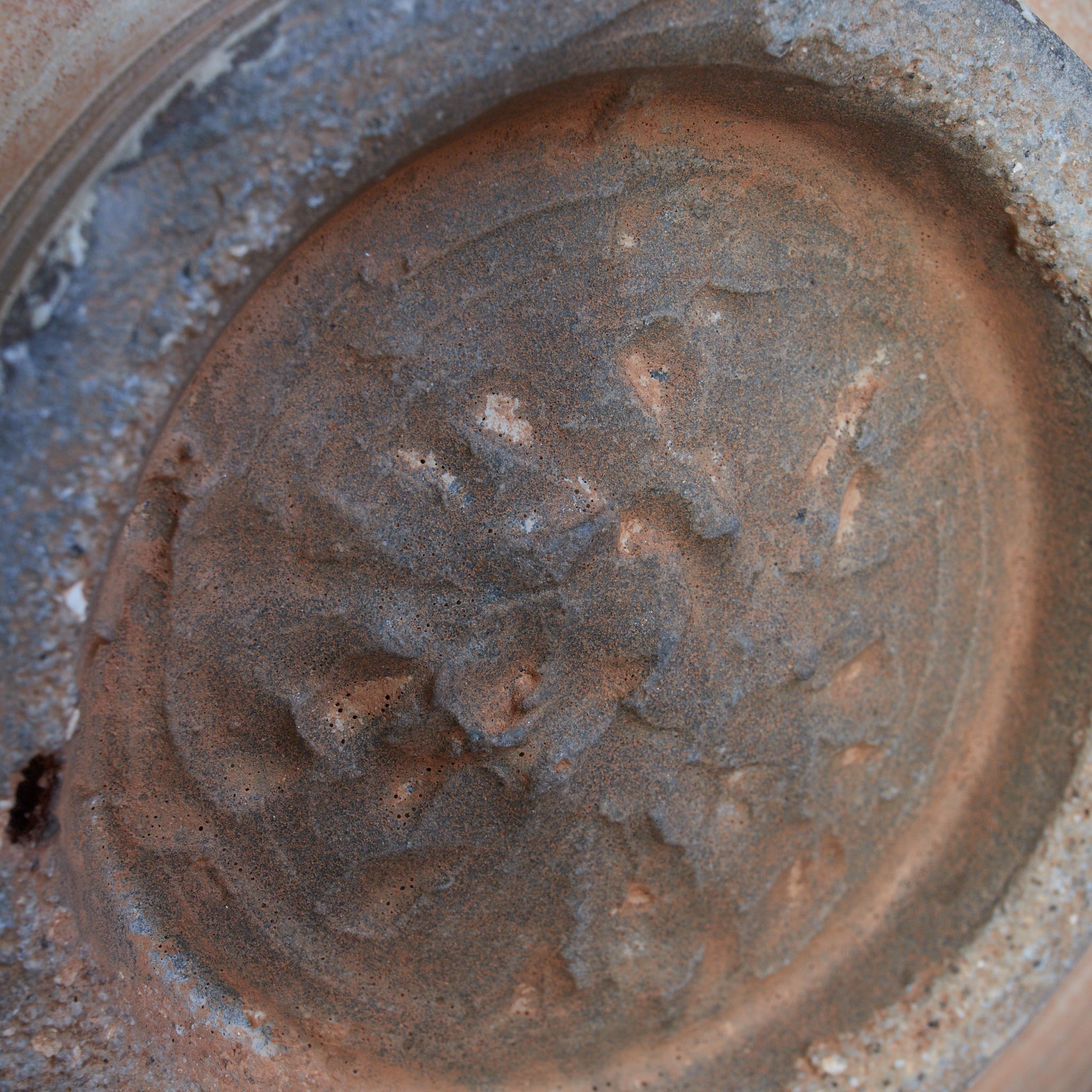 FLASCHE, Buncheong-Ware mit sgraffitoverzierte doppelfischmuster, mit Holzkiste, Joseon-Dynastie (1392–1897 n. Chr.) | Detailansicht 21