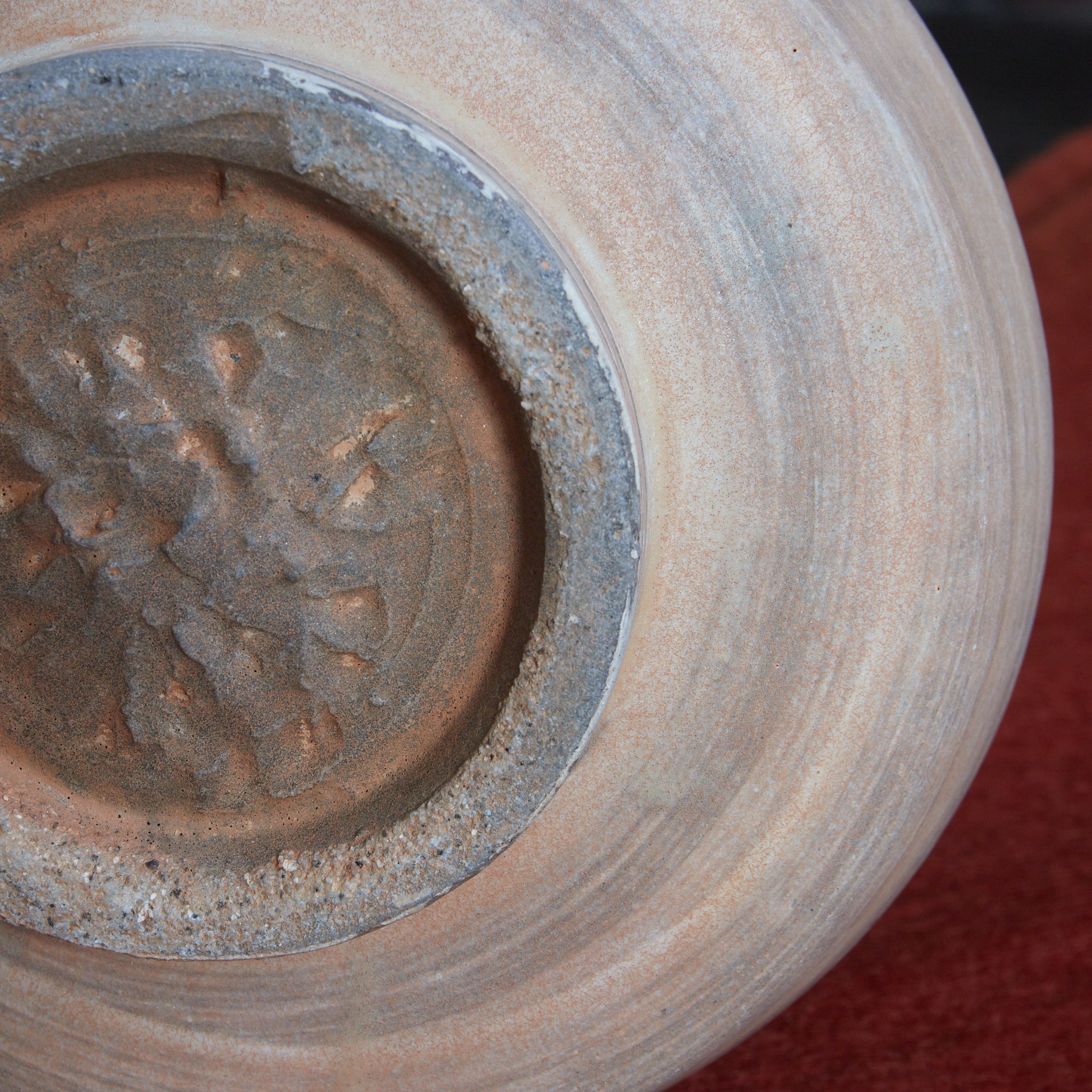 FLASCHE, Buncheong-Ware mit sgraffitoverzierte doppelfischmuster, mit Holzkiste, Joseon-Dynastie (1392–1897 n. Chr.) | Detailansicht 24