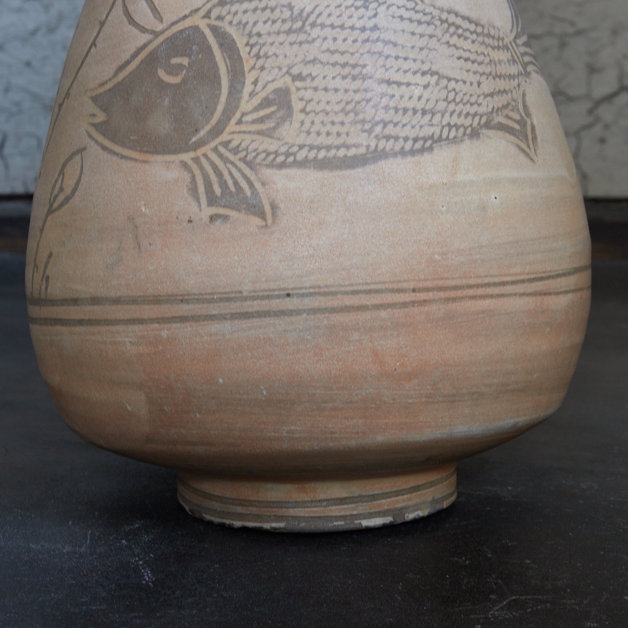 FLASCHE, Buncheong-Ware mit sgraffitoverzierte doppelfischmuster, mit Holzkiste, Joseon-Dynastie (1392–1897 n. Chr.) | Detailansicht 28