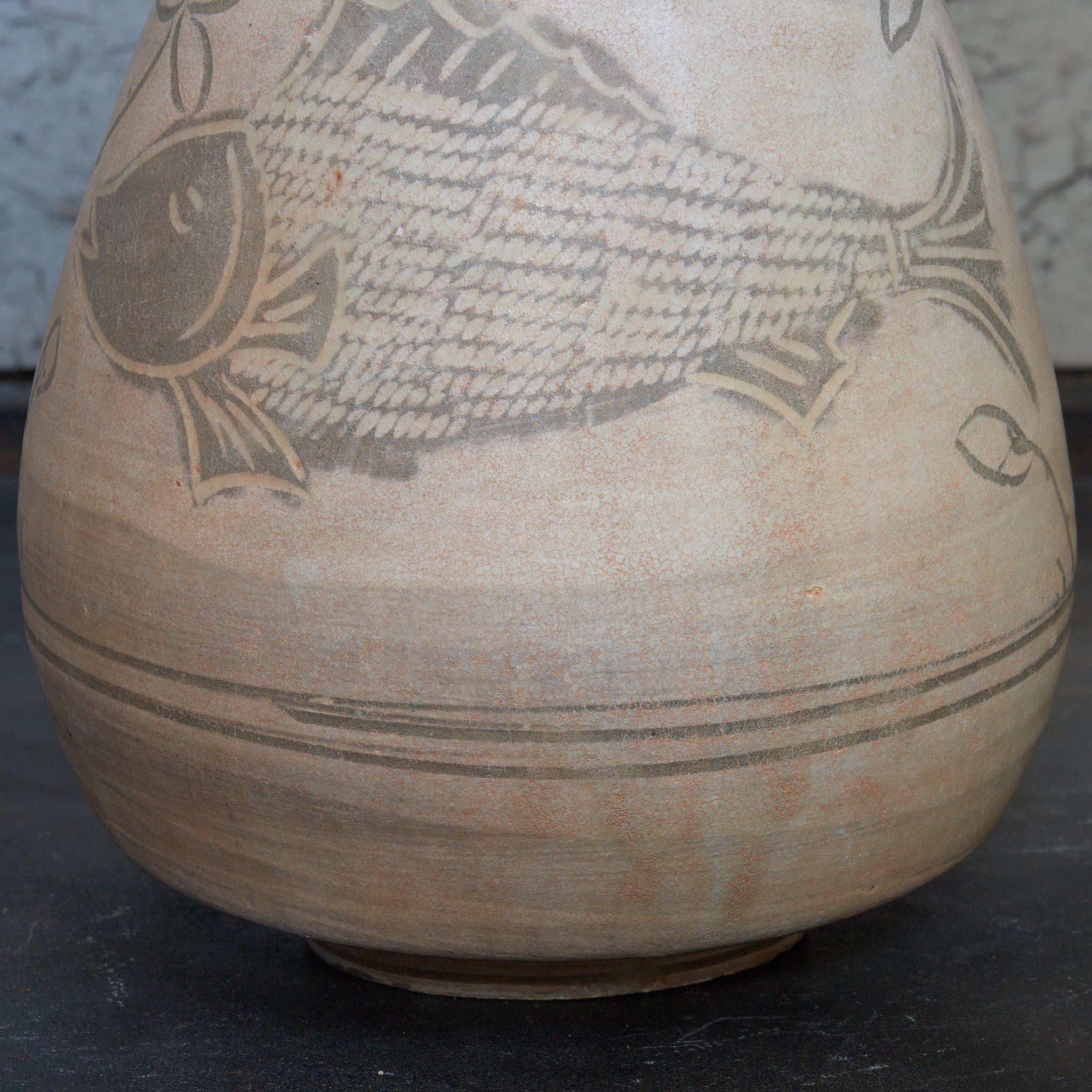 FLASCHE, Buncheong-Ware mit sgraffitoverzierte doppelfischmuster, mit Holzkiste, Joseon-Dynastie (1392–1897 n. Chr.) | Detailansicht 29