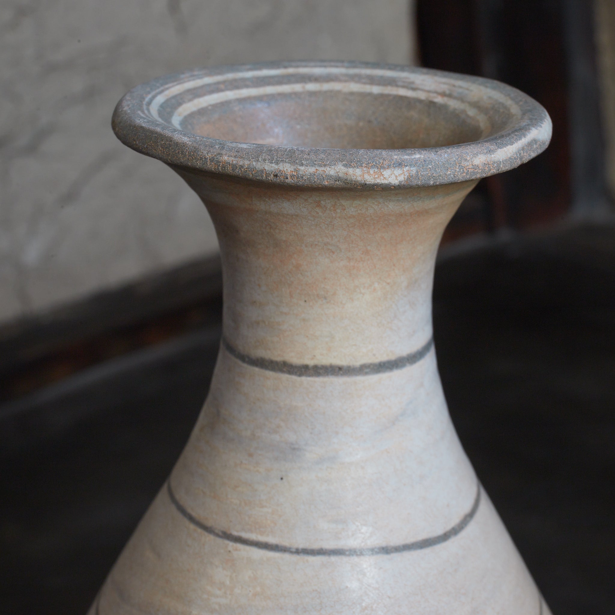 FLASCHE, Buncheong-Ware mit sgraffitoverzierte doppelfischmuster, mit Holzkiste, Joseon-Dynastie (1392–1897 n. Chr.) | Detailansicht 32