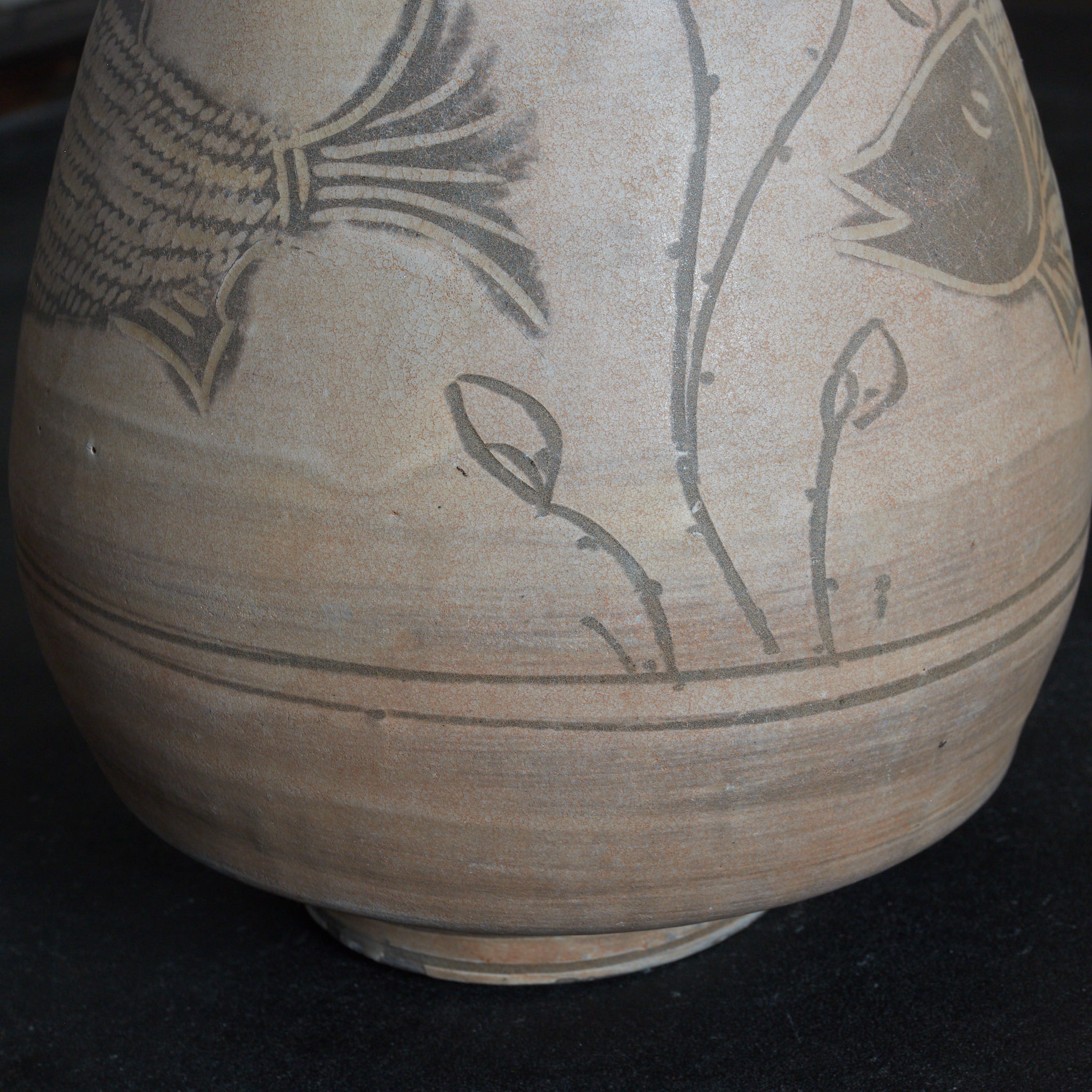 FLASCHE, Buncheong-Ware mit sgraffitoverzierte doppelfischmuster, mit Holzkiste, Joseon-Dynastie (1392–1897 n. Chr.) | Detailansicht 36