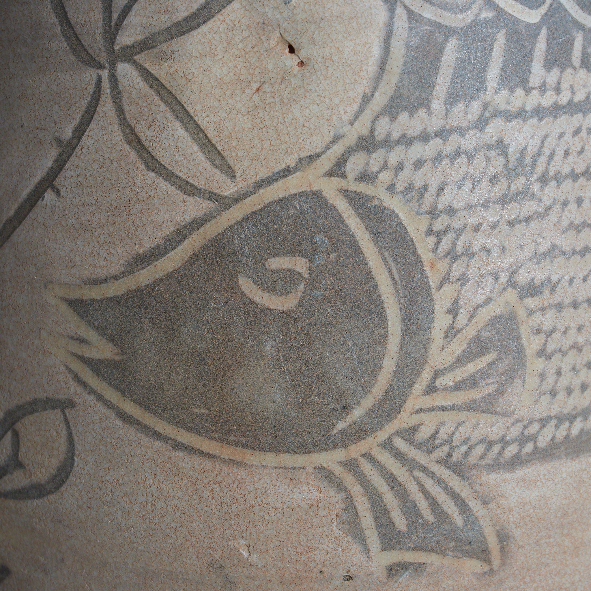 FLASCHE, Buncheong-Ware mit sgraffitoverzierte doppelfischmuster, mit Holzkiste, Joseon-Dynastie (1392–1897 n. Chr.) | Detailansicht 39