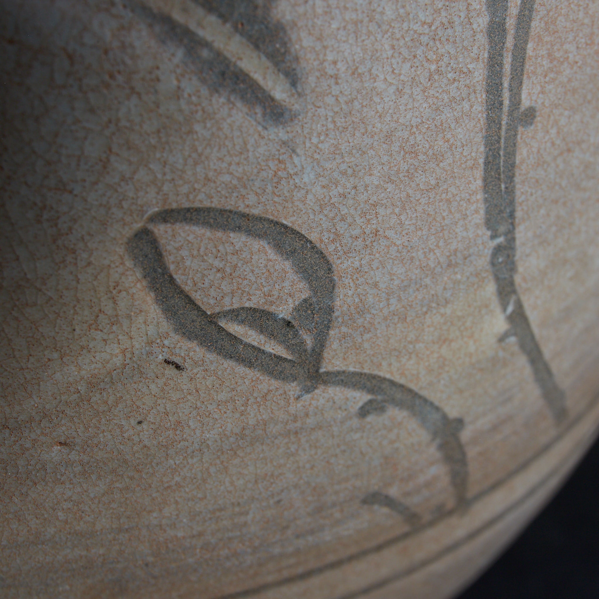 FLASCHE, Buncheong-Ware mit sgraffitoverzierte doppelfischmuster, mit Holzkiste, Joseon-Dynastie (1392–1897 n. Chr.) | Detailansicht 43