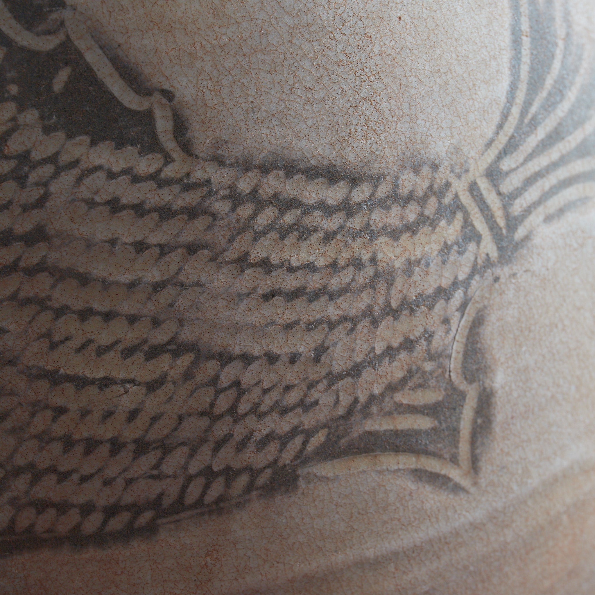 FLASCHE, Buncheong-Ware mit sgraffitoverzierte doppelfischmuster, mit Holzkiste, Joseon-Dynastie (1392–1897 n. Chr.) | Detailansicht 47