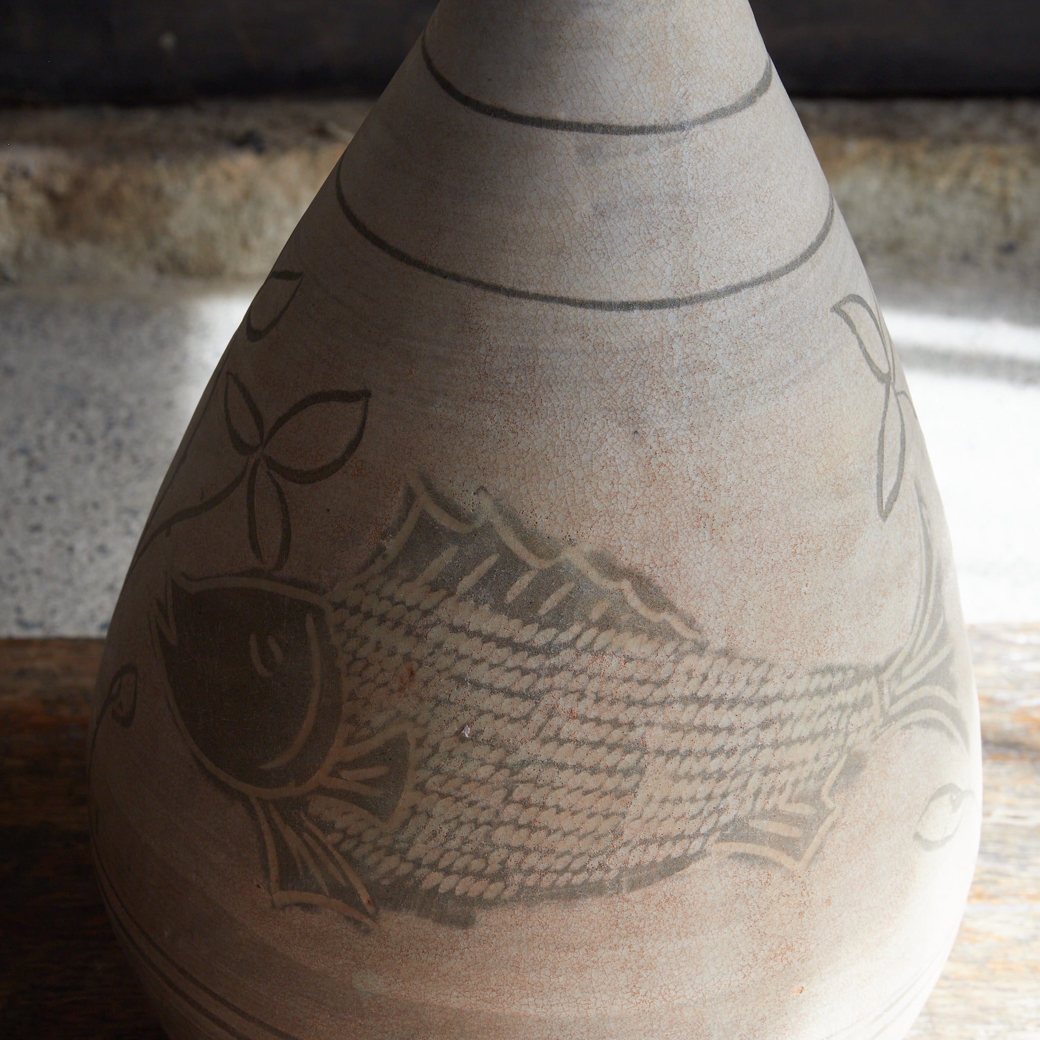 FLASCHE, Buncheong-Ware mit sgraffitoverzierte doppelfischmuster, mit Holzkiste, Joseon-Dynastie (1392–1897 n. Chr.) | Detailansicht 51