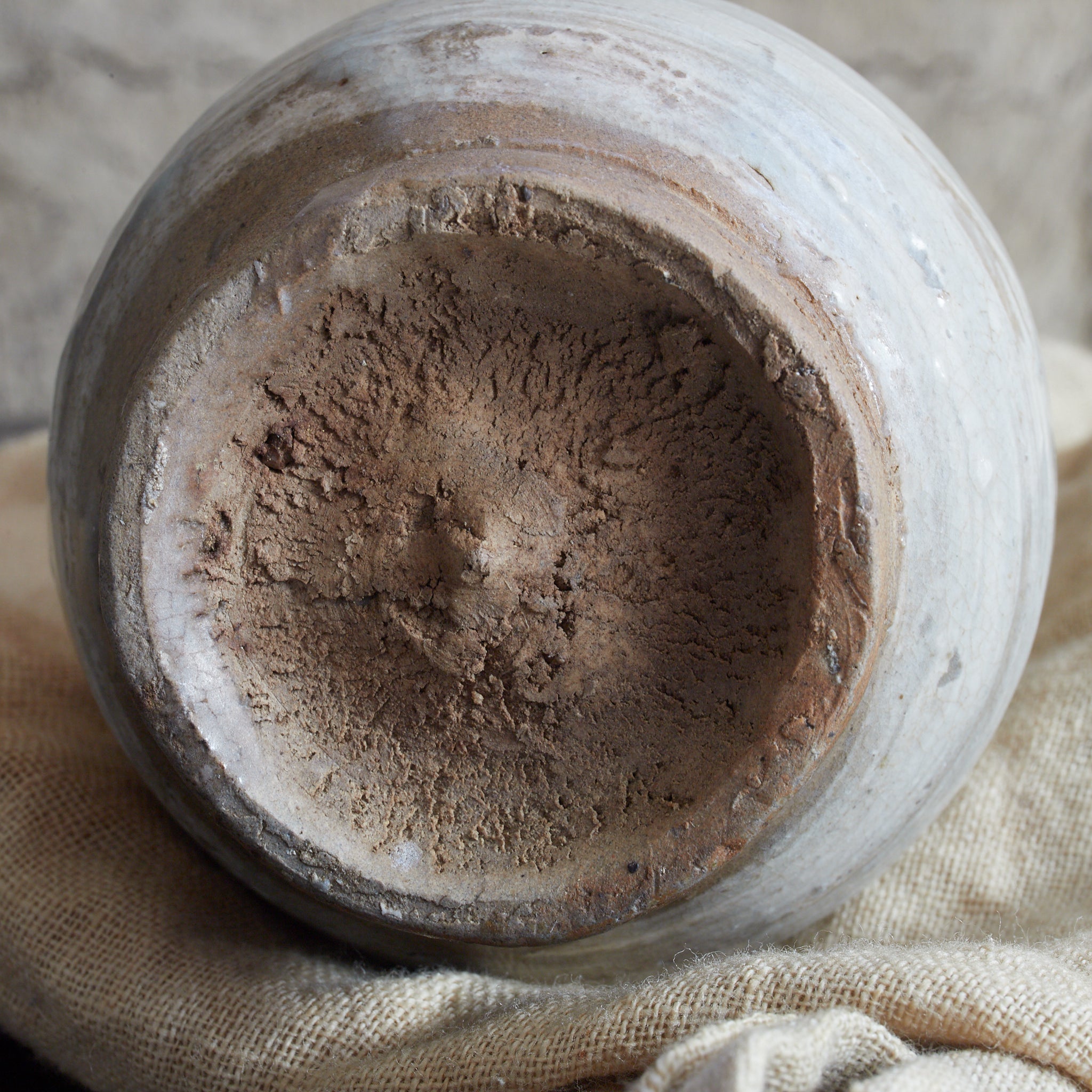 TOKKURI, Buncheong-Ware mit engobiertes pinselstrichmuster, Joseon-Dynastie (1392–1897 n. Chr.) | Detailansicht 11