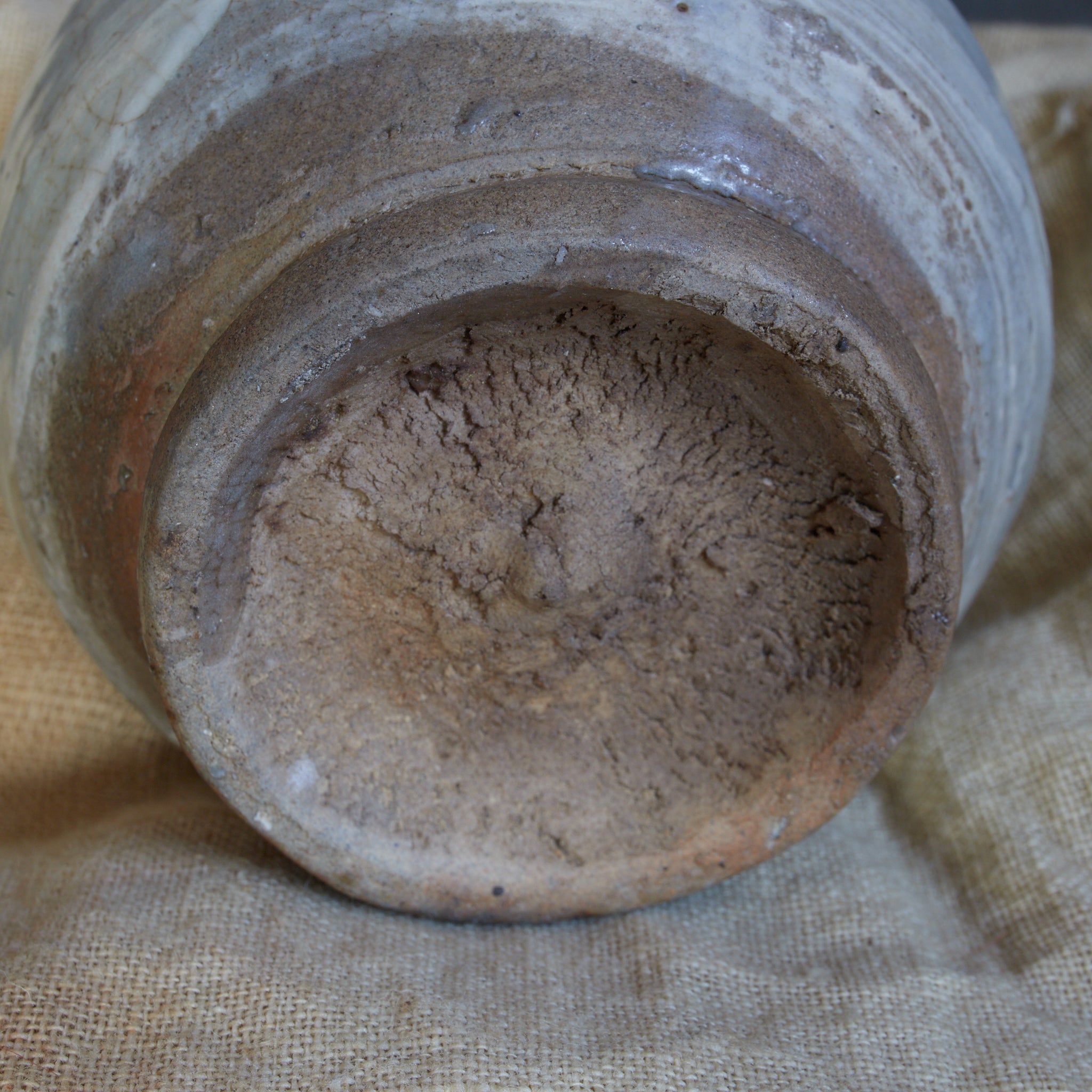 TOKKURI, Buncheong-Ware mit engobiertes pinselstrichmuster, Joseon-Dynastie (1392–1897 n. Chr.) | Detailansicht 12
