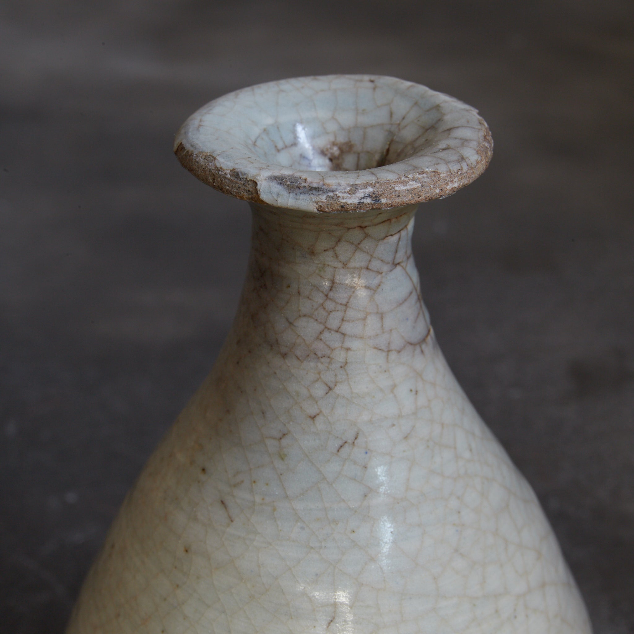 TOKKURI, Buncheong-Ware mit engobiertes pinselstrichmuster, Joseon-Dynastie (1392–1897 n. Chr.) | Detailansicht 13