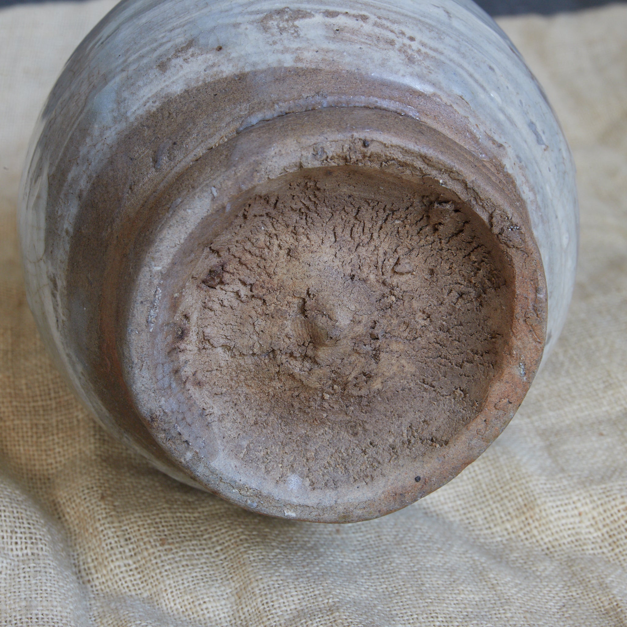 TOKKURI, Buncheong-Ware mit engobiertes pinselstrichmuster, Joseon-Dynastie (1392–1897 n. Chr.) | Detailansicht 17