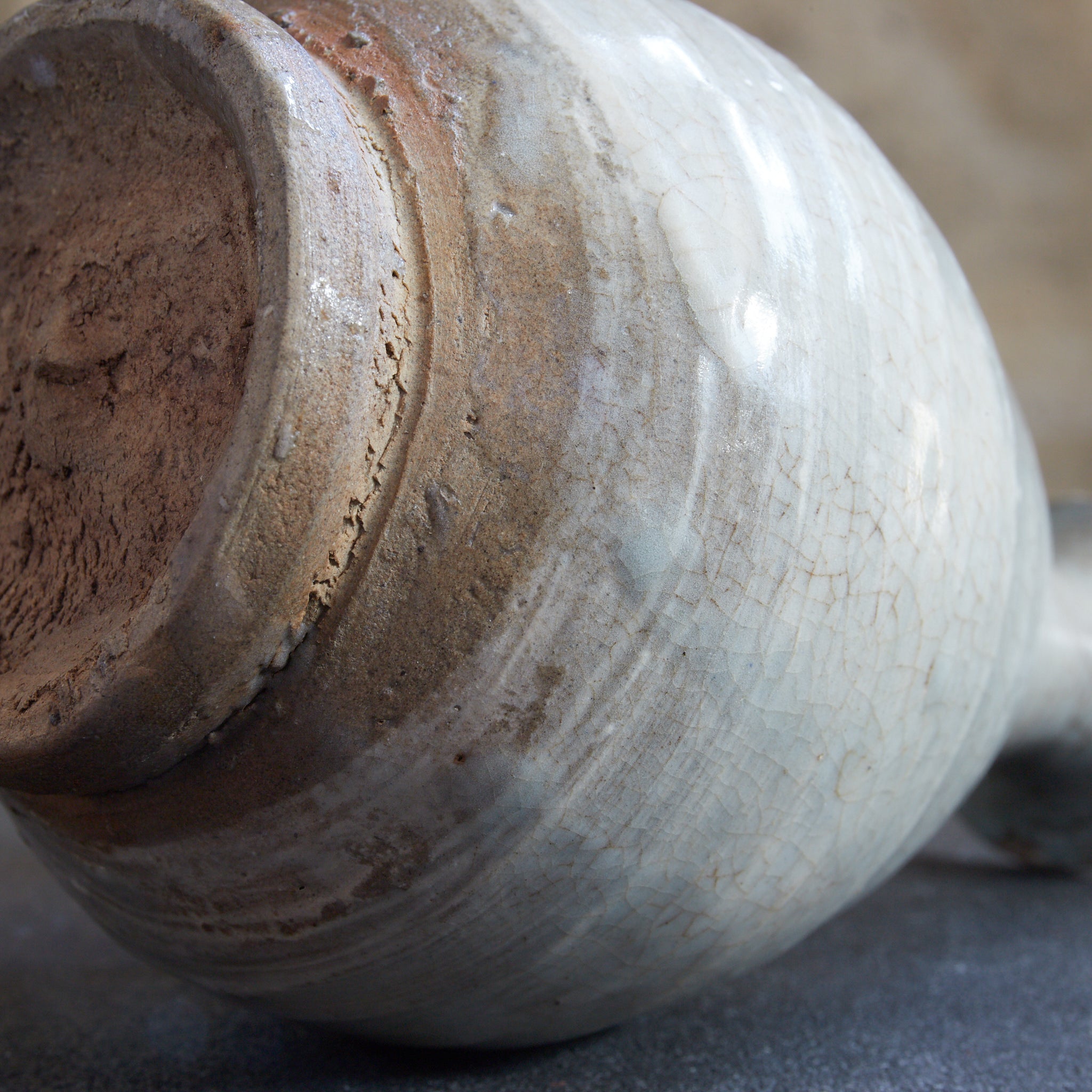 TOKKURI, Buncheong-Ware mit engobiertes pinselstrichmuster, Joseon-Dynastie (1392–1897 n. Chr.) | Detailansicht 27