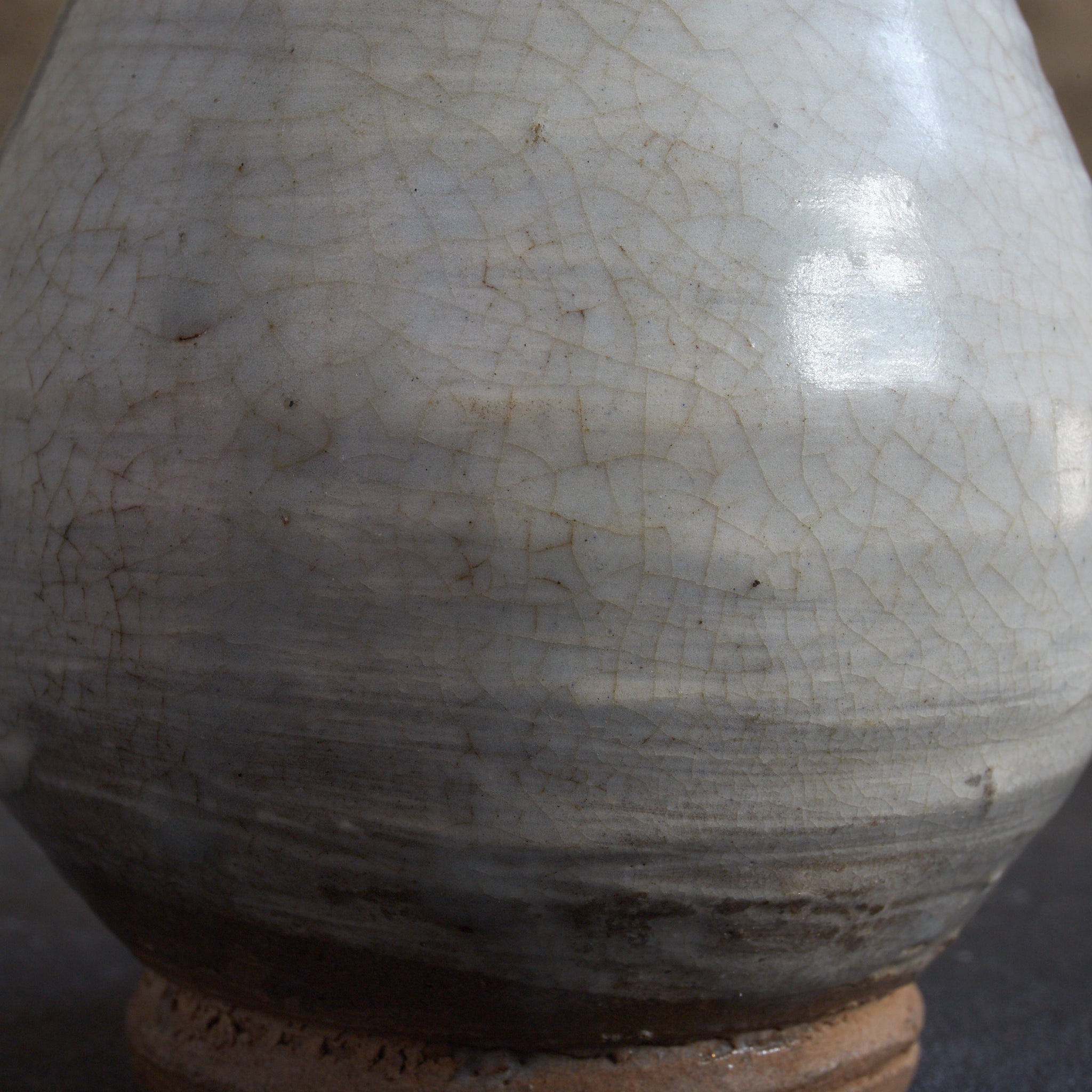 TOKKURI, Buncheong-Ware mit engobiertes pinselstrichmuster, Joseon-Dynastie (1392–1897 n. Chr.) | Detailansicht 29