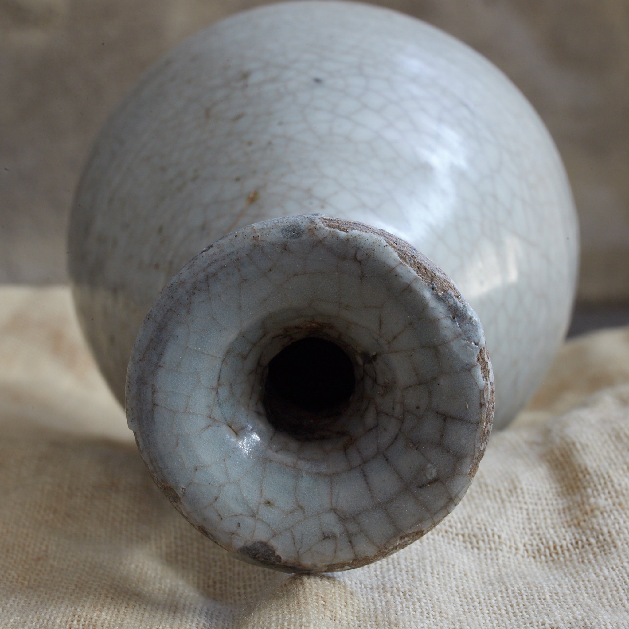 TOKKURI, Buncheong-Ware mit engobiertes pinselstrichmuster, Joseon-Dynastie (1392–1897 n. Chr.) | Detailansicht 30