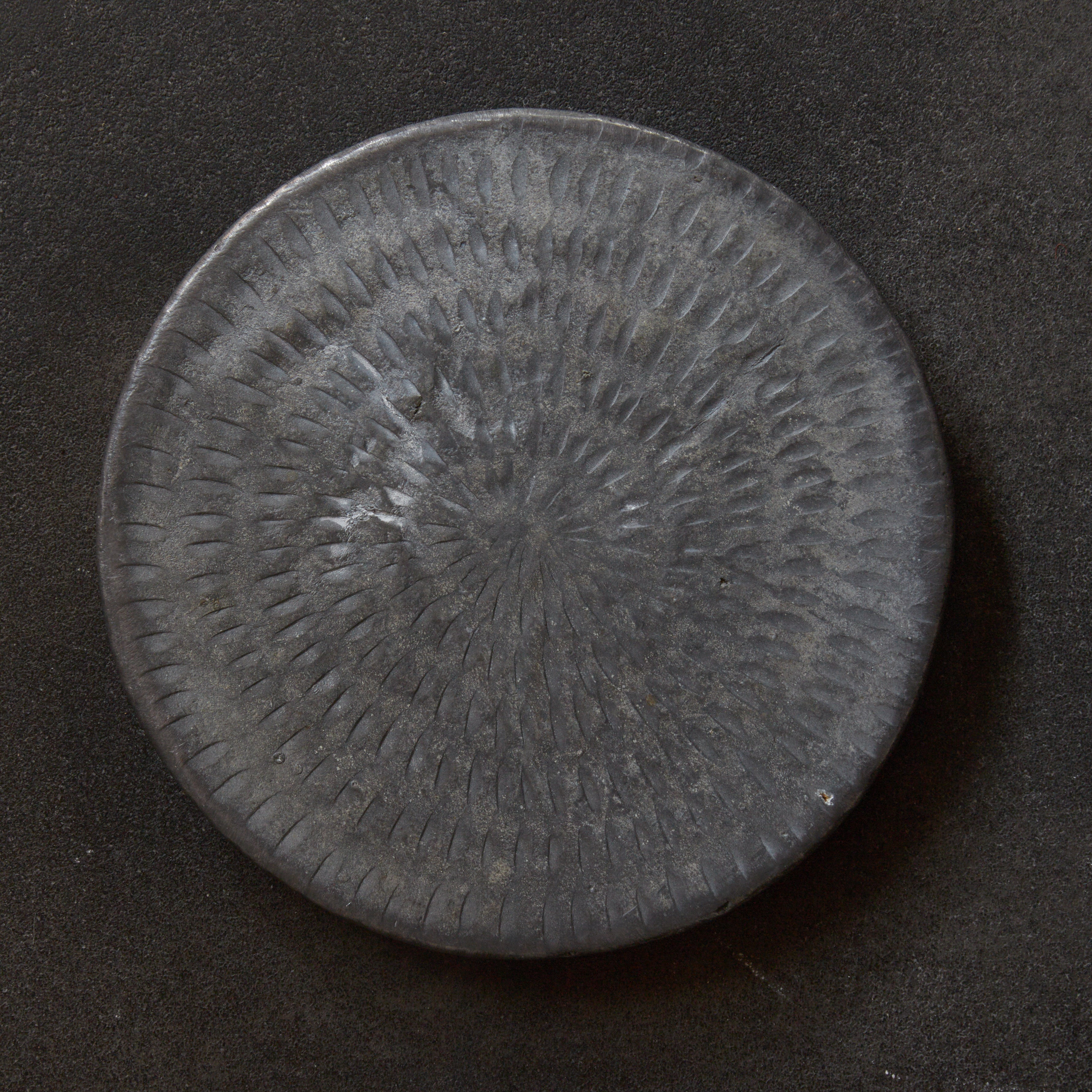 ANCIEN SUPPORT DE THÉIÈRE ROND EN ÉTAIN, Dynastie Qing (1616–1911 apr. J.-C.) | Image de détail 2