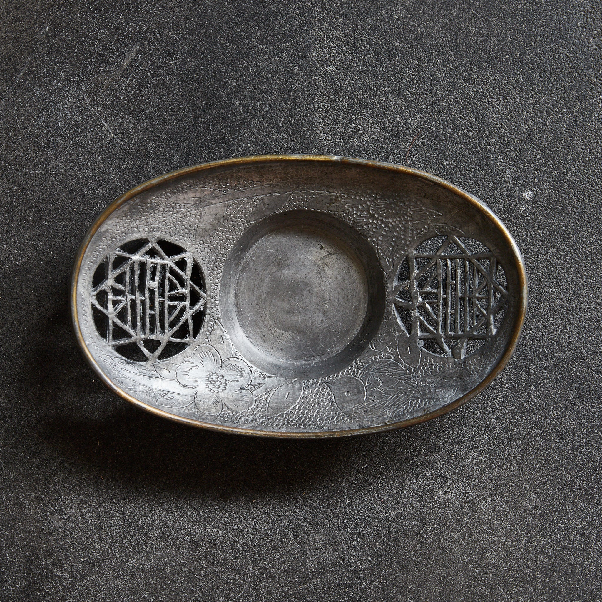 清代 古錫銅覆陰刻鳥花文透彫茶托 5客揃(1616–1911CE)|詳細画像4
