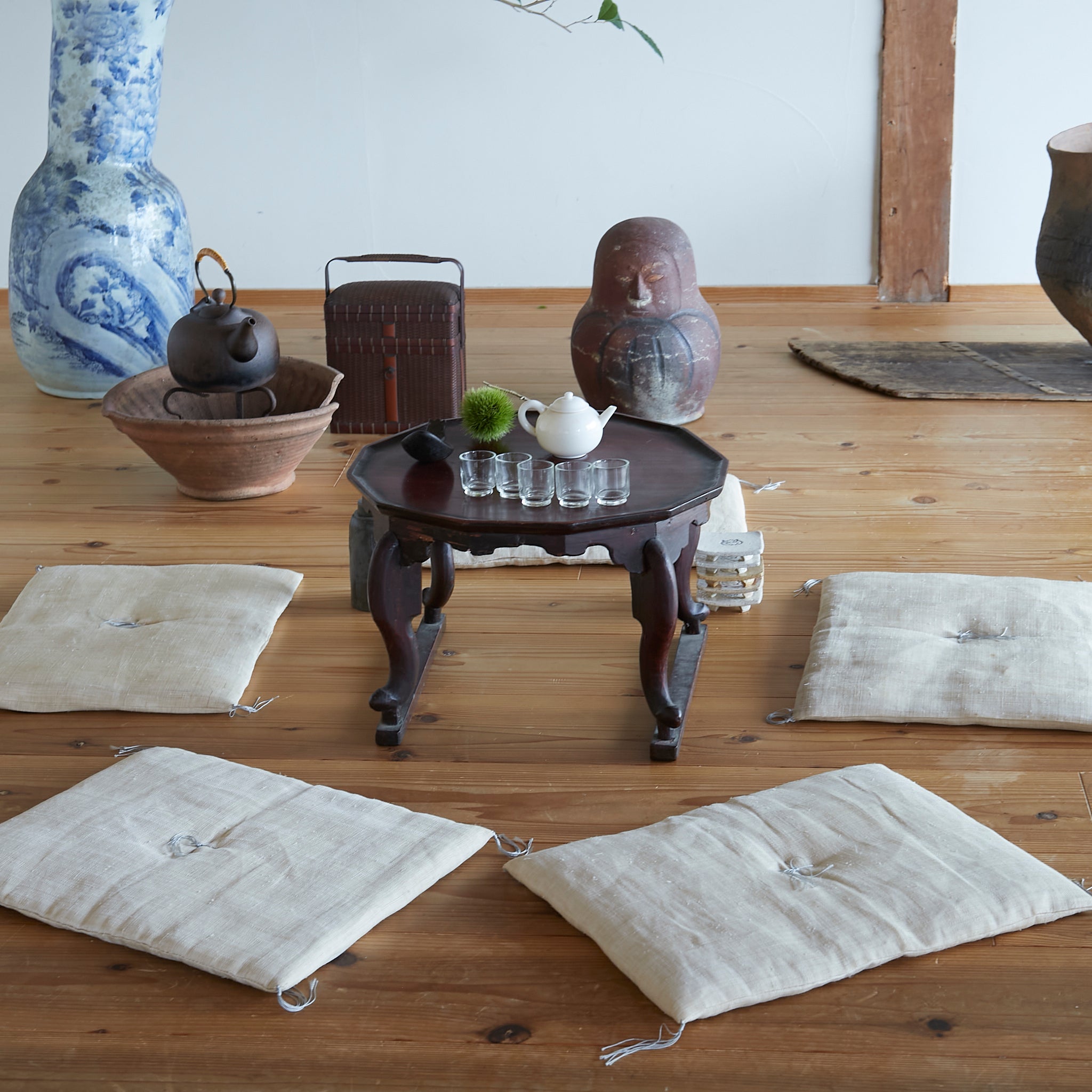 COJÍN DE SUELO(ZABUTON)DE LINO PEQUEÑO, Utensilios de té sencha, juego de 5, Período Taisho(1912–1926 d. C.)