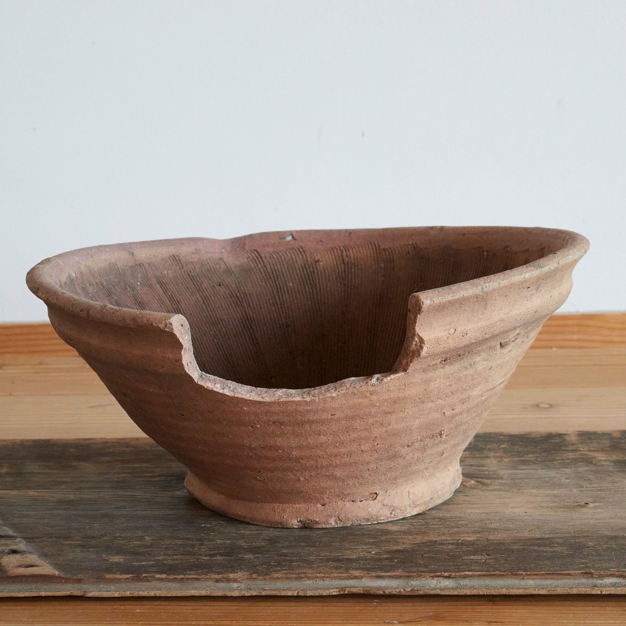 CUENCO PARA MOLER(SURIBACHI)GRANDE, Ko-Echizen, Período Muromachi(1336–1573 d. C.)