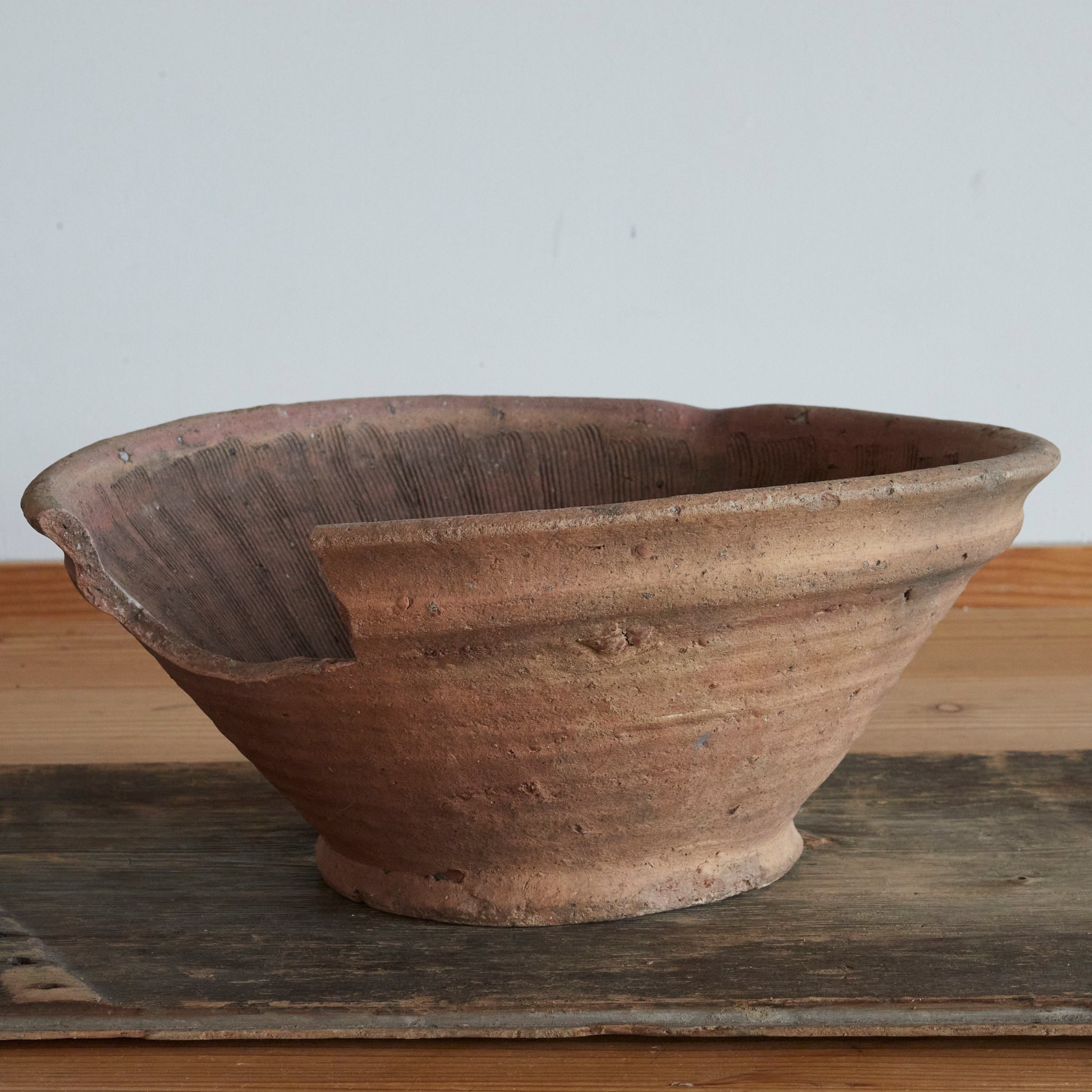 CUENCO PARA MOLER(SURIBACHI)GRANDE, Ko-Echizen, Período Muromachi(1336–1573 d. C.)