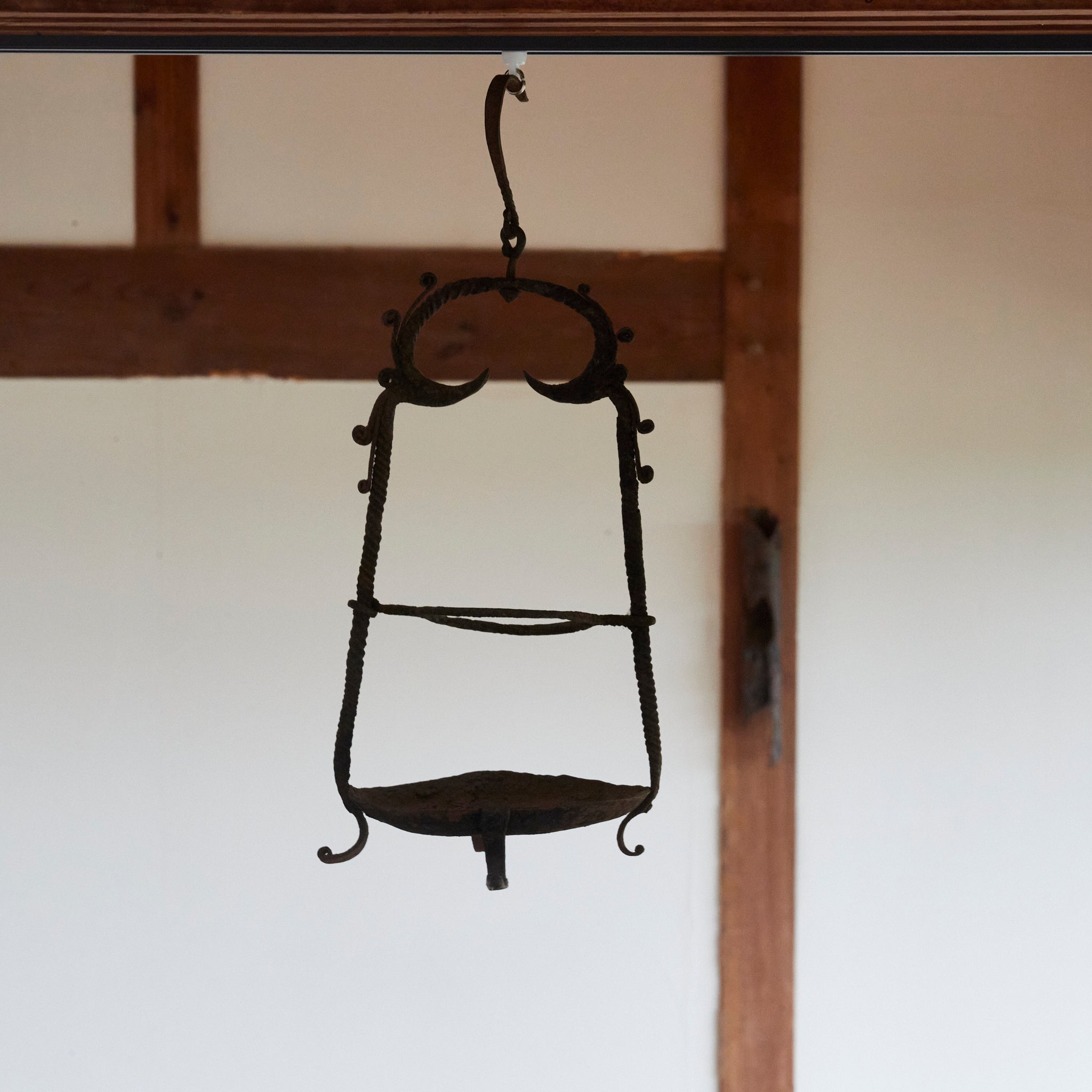 LÁMPARA COLGANTE / FLORERO DE HIERRO VIEJA, Dinastía Joseon(1392–1897 d. C.)