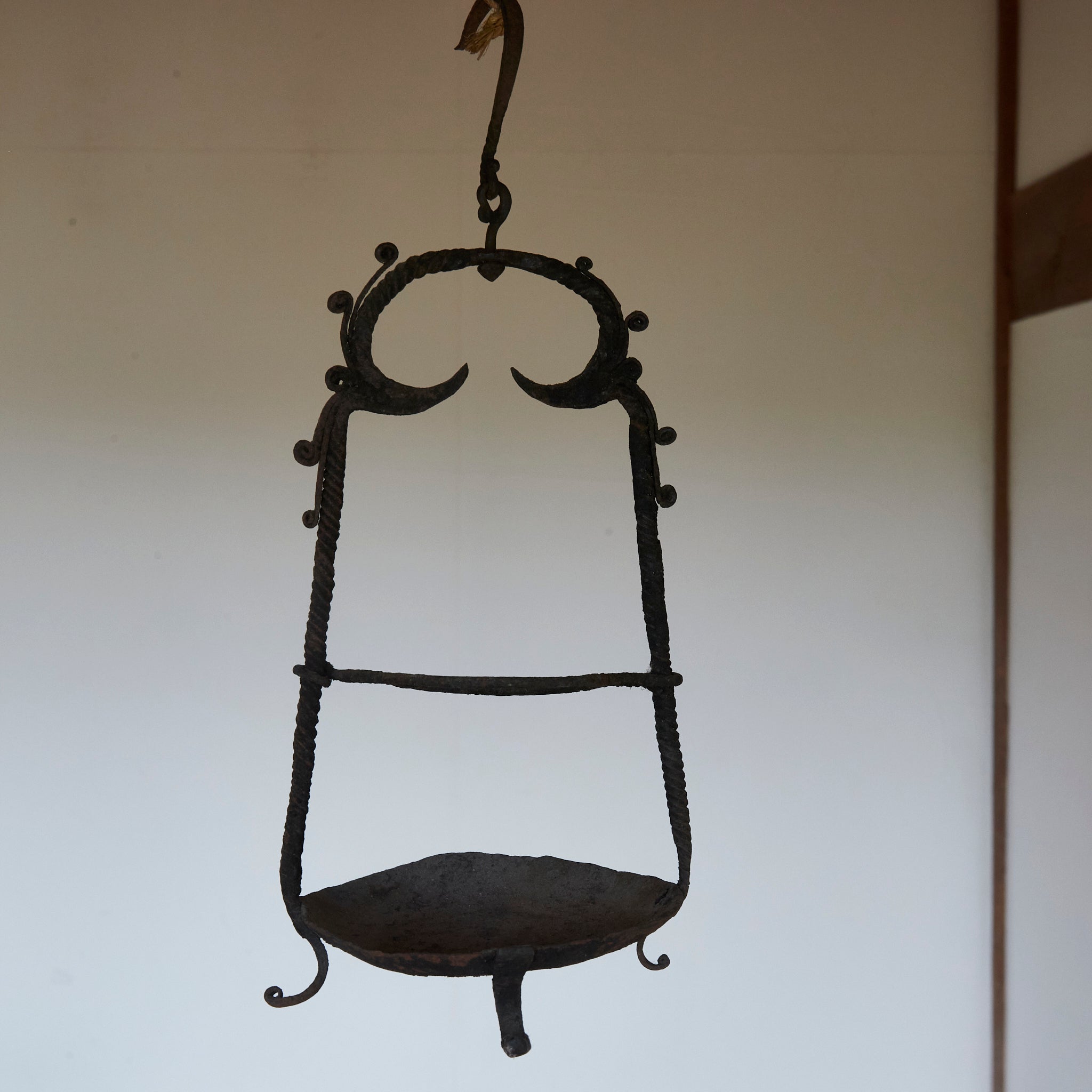 LÁMPARA COLGANTE / FLORERO DE HIERRO VIEJA, Dinastía Joseon(1392–1897 d. C.)