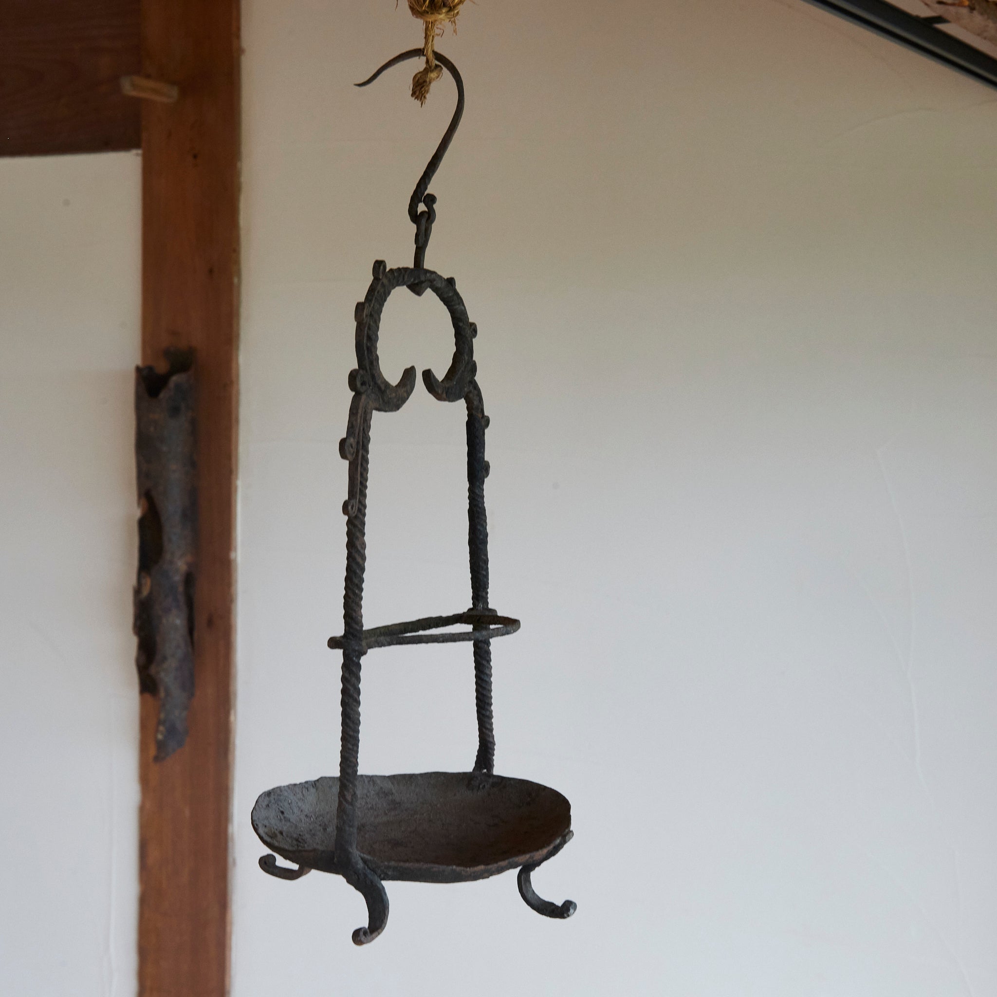 LÁMPARA COLGANTE / FLORERO DE HIERRO VIEJA, Dinastía Joseon(1392–1897 d. C.)