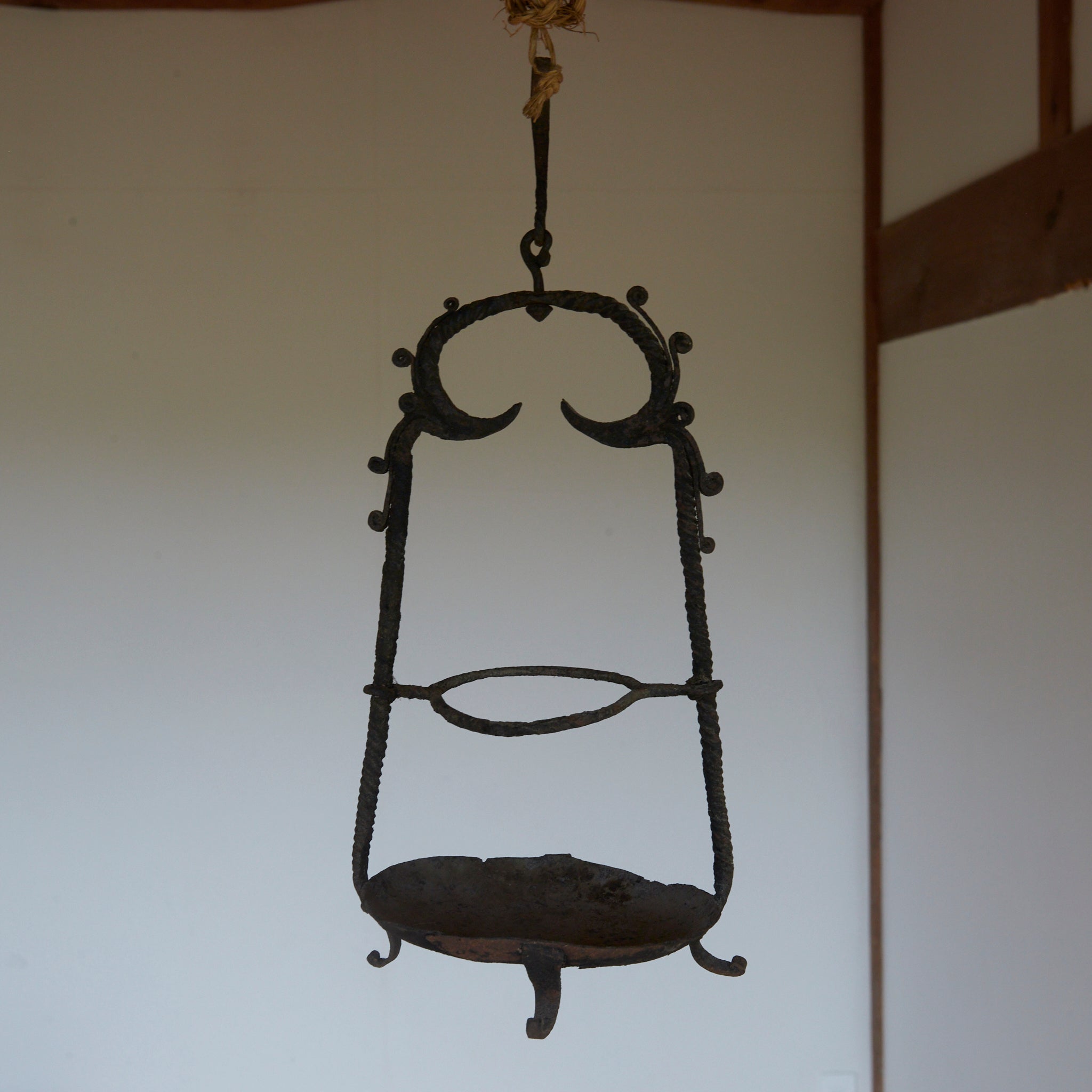 LÁMPARA COLGANTE / FLORERO DE HIERRO VIEJA, Dinastía Joseon(1392–1897 d. C.)
