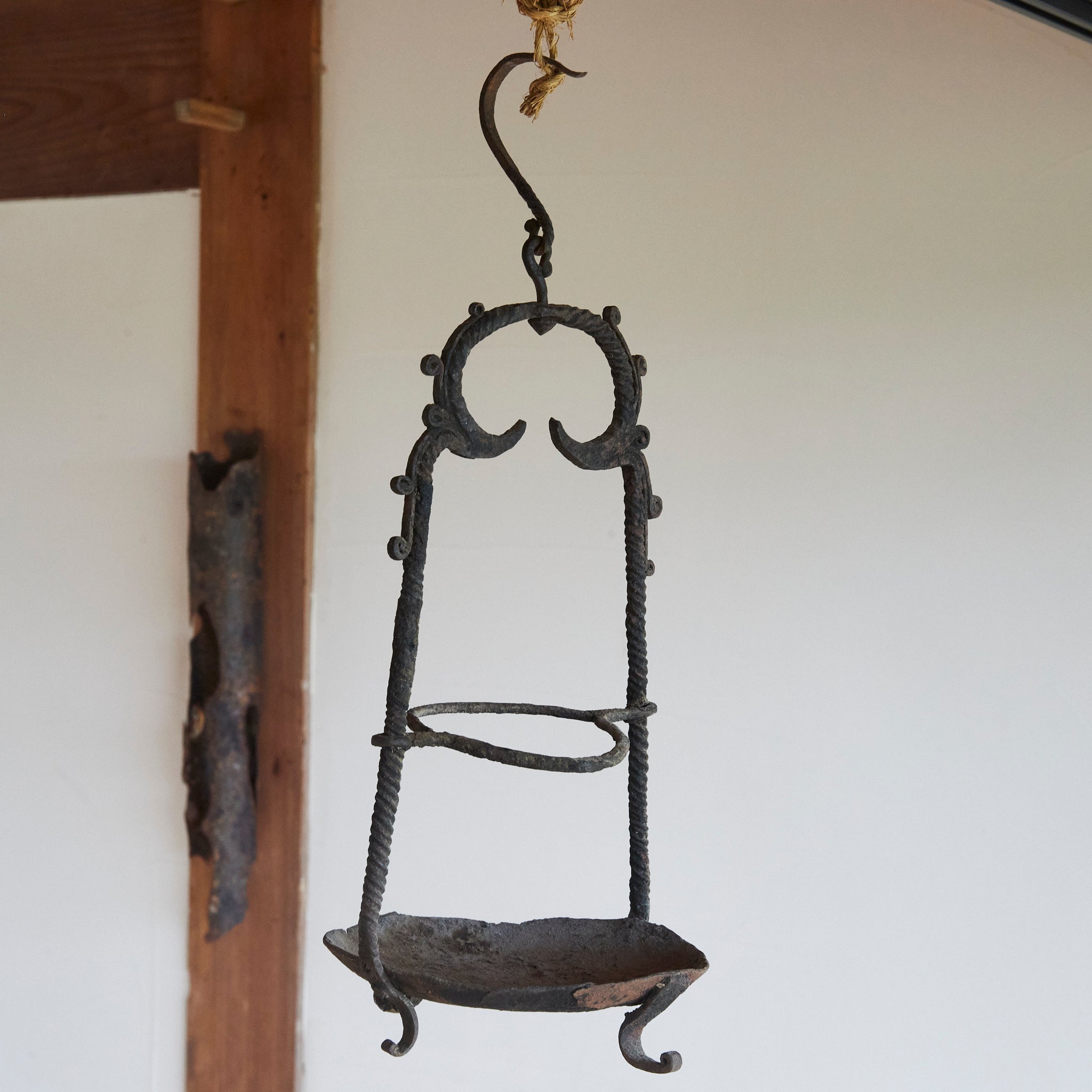 LÁMPARA COLGANTE / FLORERO DE HIERRO VIEJA, Dinastía Joseon(1392–1897 d. C.)