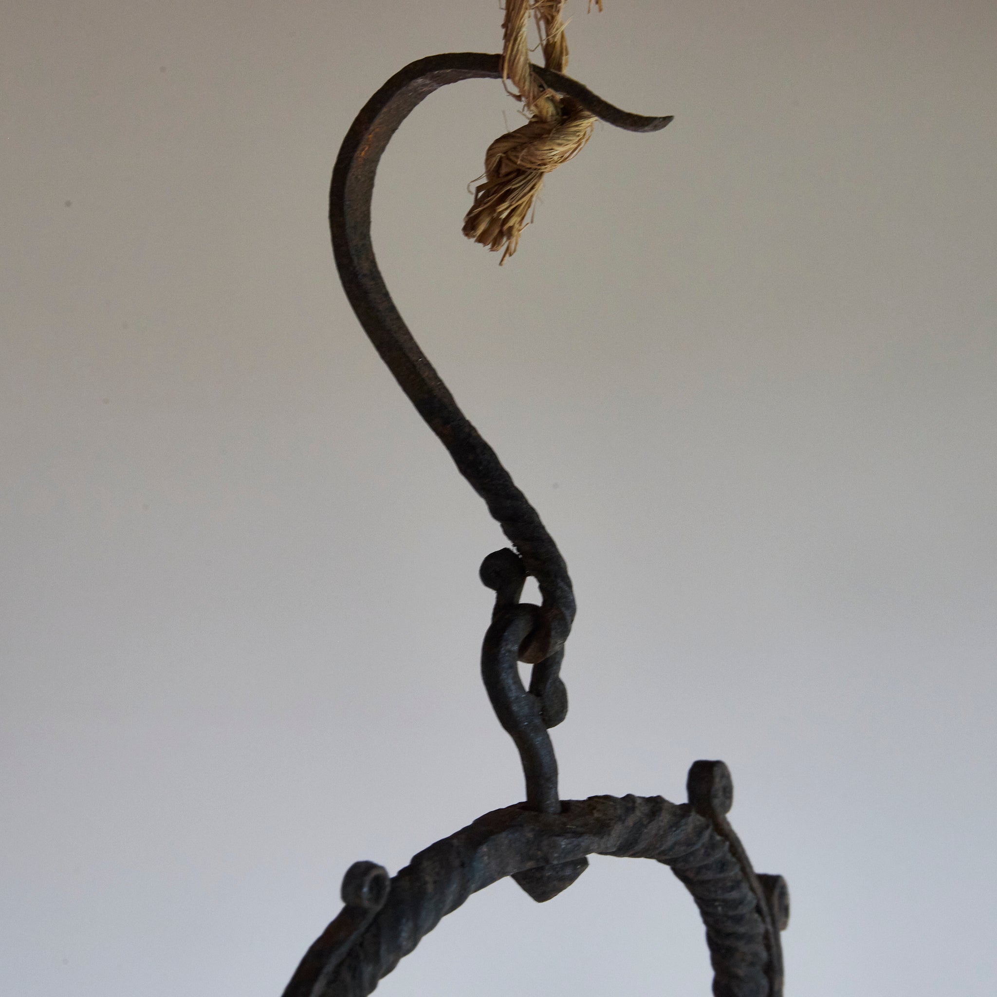 LÁMPARA COLGANTE / FLORERO DE HIERRO VIEJA, Dinastía Joseon(1392–1897 d. C.)