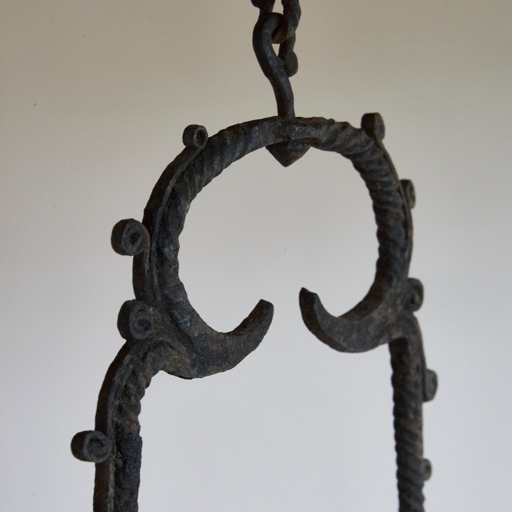 LÁMPARA COLGANTE / FLORERO DE HIERRO VIEJA, Dinastía Joseon(1392–1897 d. C.)