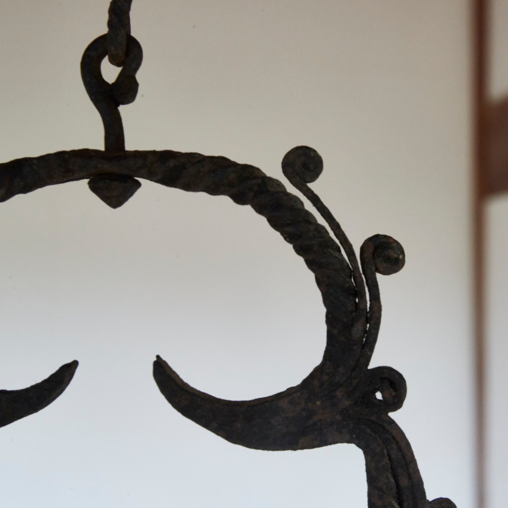 LÁMPARA COLGANTE / FLORERO DE HIERRO VIEJA, Dinastía Joseon(1392–1897 d. C.)