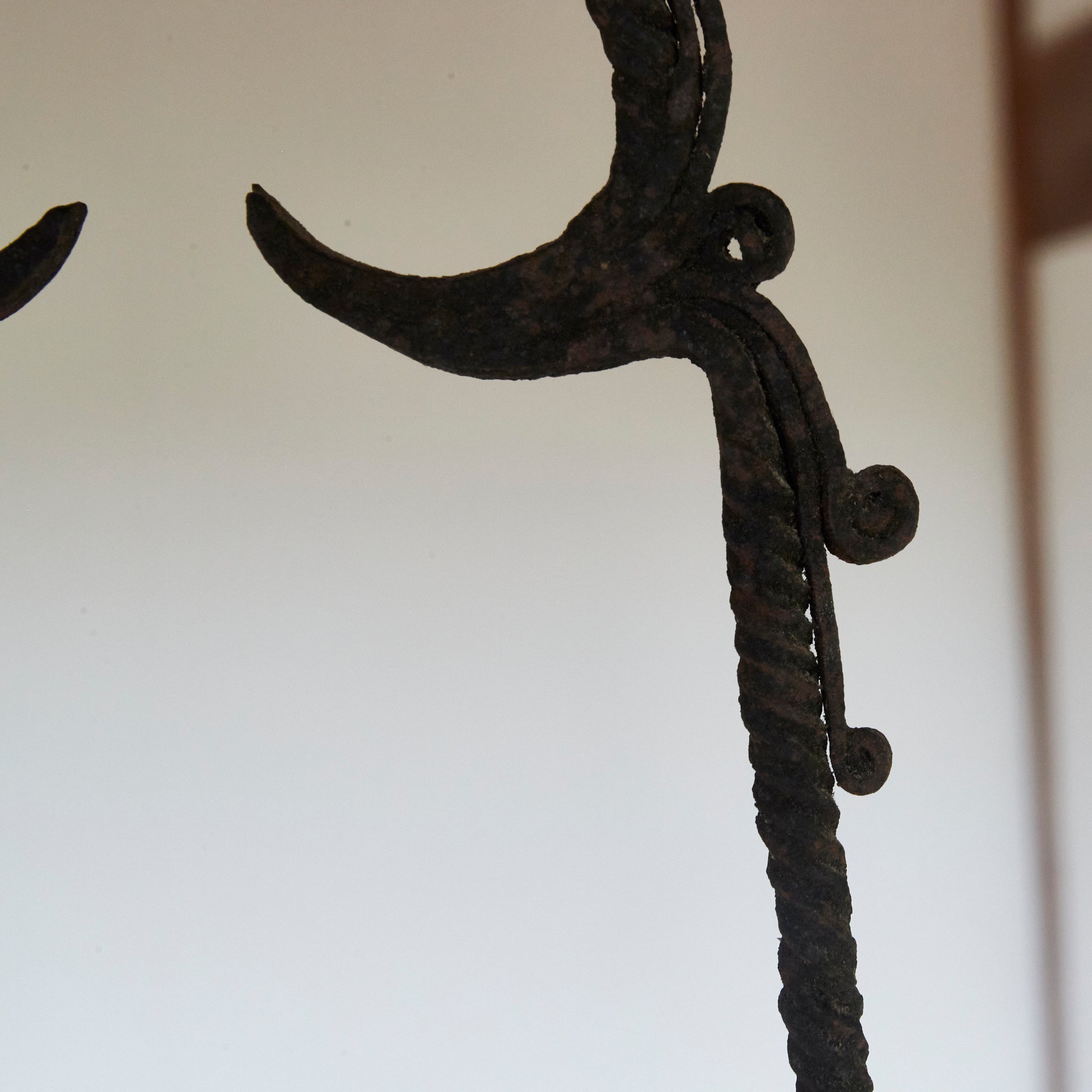 LÁMPARA COLGANTE / FLORERO DE HIERRO VIEJA, Dinastía Joseon(1392–1897 d. C.)