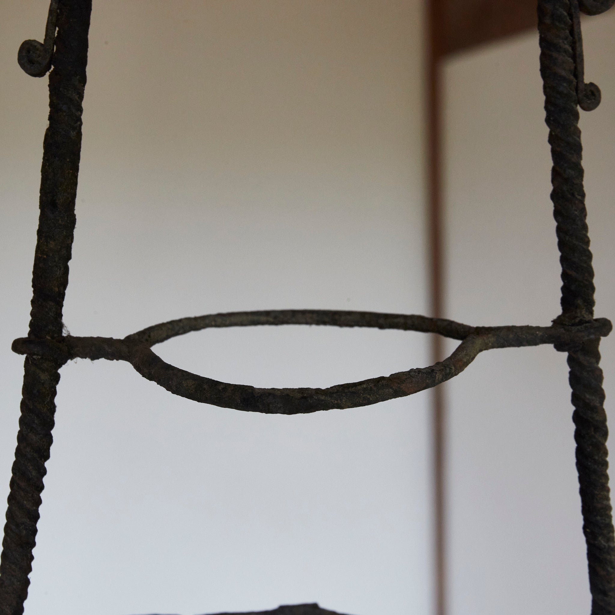 LÁMPARA COLGANTE / FLORERO DE HIERRO VIEJA, Dinastía Joseon(1392–1897 d. C.)
