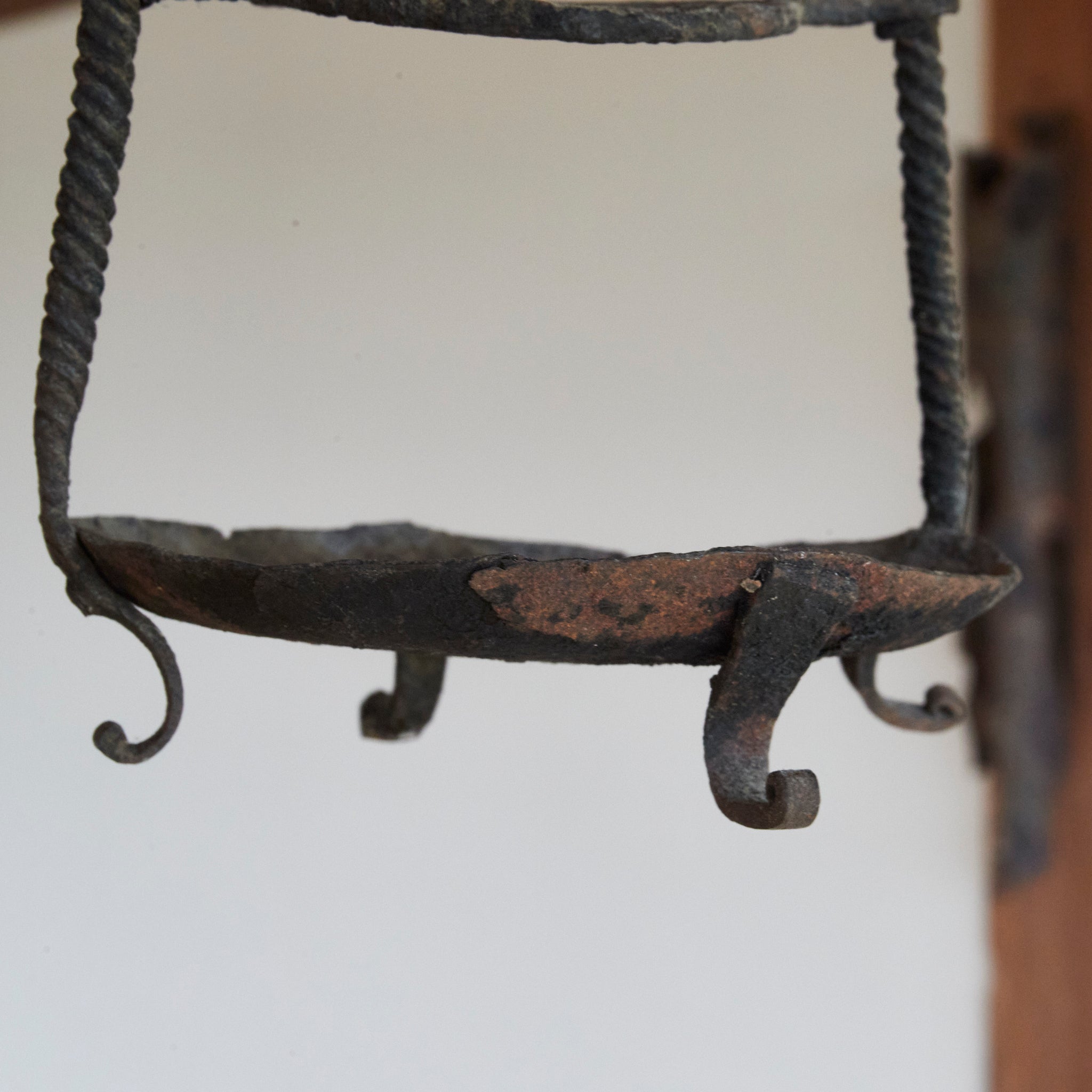 LÁMPARA COLGANTE / FLORERO DE HIERRO VIEJA, Dinastía Joseon(1392–1897 d. C.)