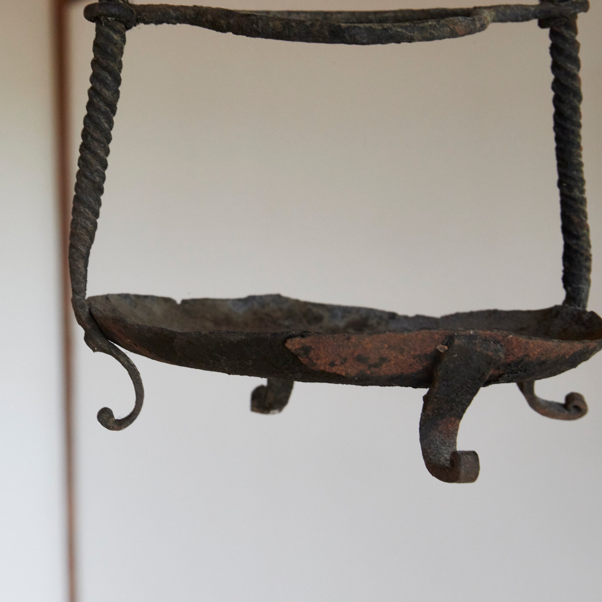 LÁMPARA COLGANTE / FLORERO DE HIERRO VIEJA, Dinastía Joseon(1392–1897 d. C.)