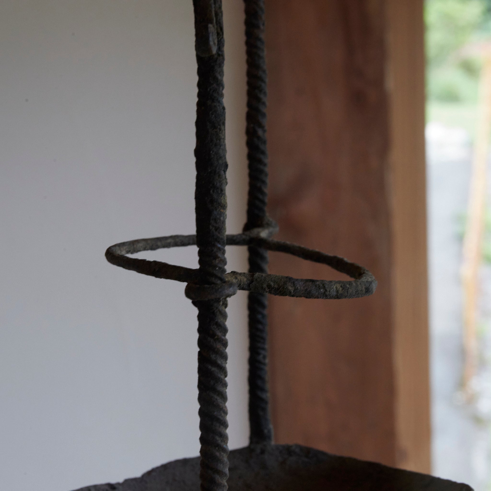 LÁMPARA COLGANTE / FLORERO DE HIERRO VIEJA, Dinastía Joseon(1392–1897 d. C.)