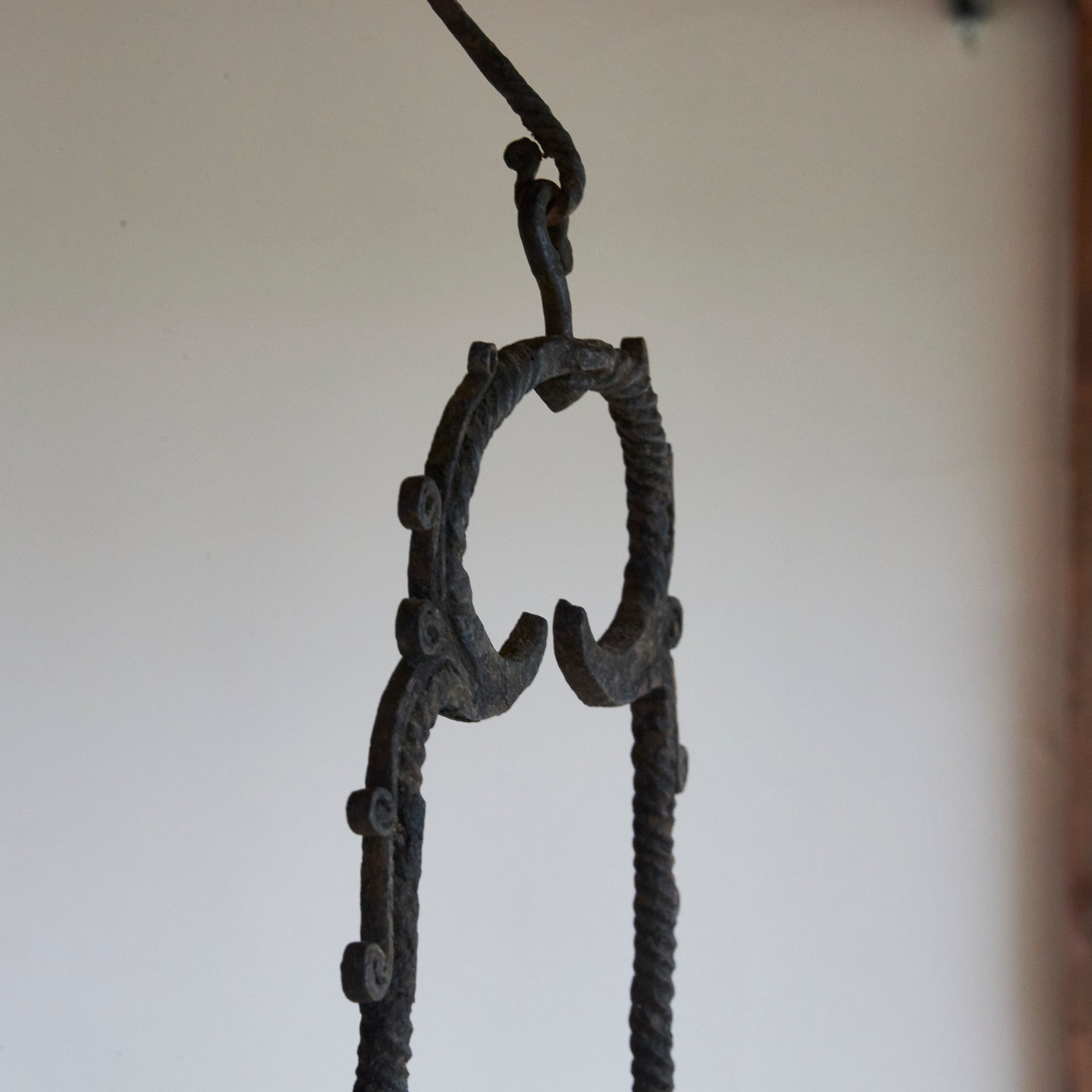 LÁMPARA COLGANTE / FLORERO DE HIERRO VIEJA, Dinastía Joseon(1392–1897 d. C.)