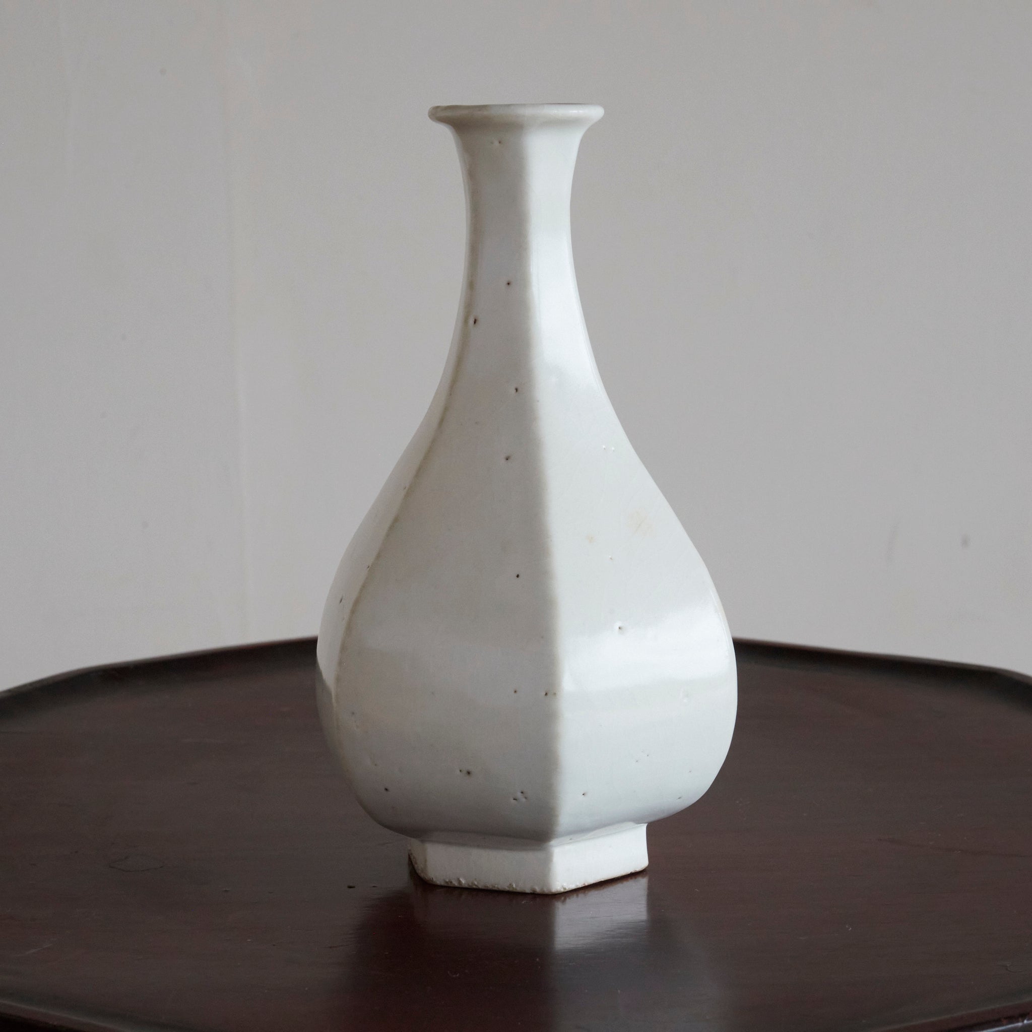 BOTELLA BISELADA, Porcelana blanca, Dinastía Joseon(1392–1897 d. C.)