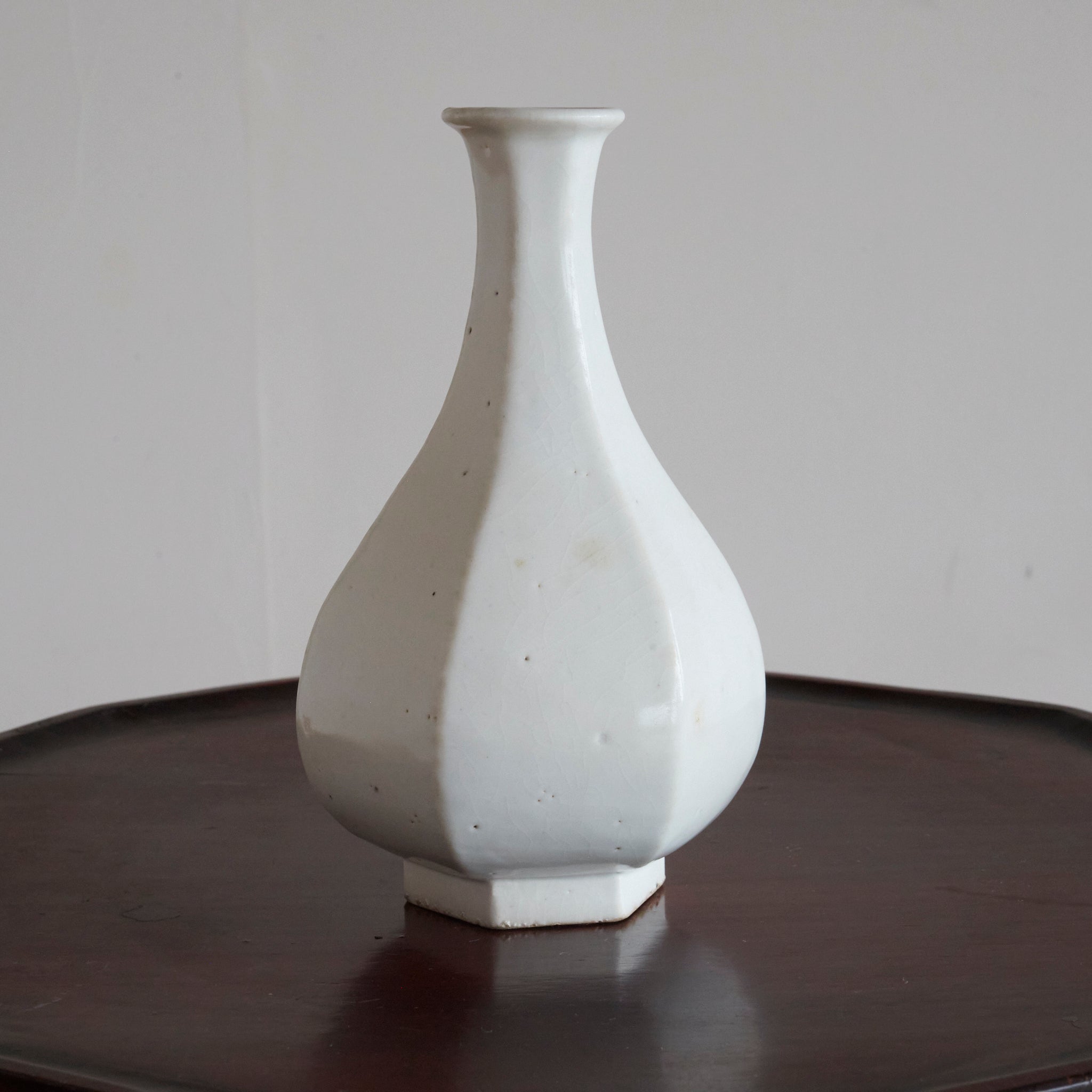 ABGESCHRÄGTE FLASCHE, Weißporzellan, Joseon-Dynastie(1392–1897 n. Chr.)