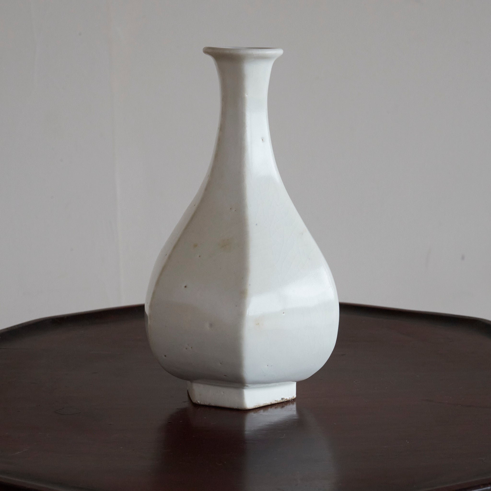 ABGESCHRÄGTE FLASCHE, Weißporzellan, Joseon-Dynastie(1392–1897 n. Chr.)