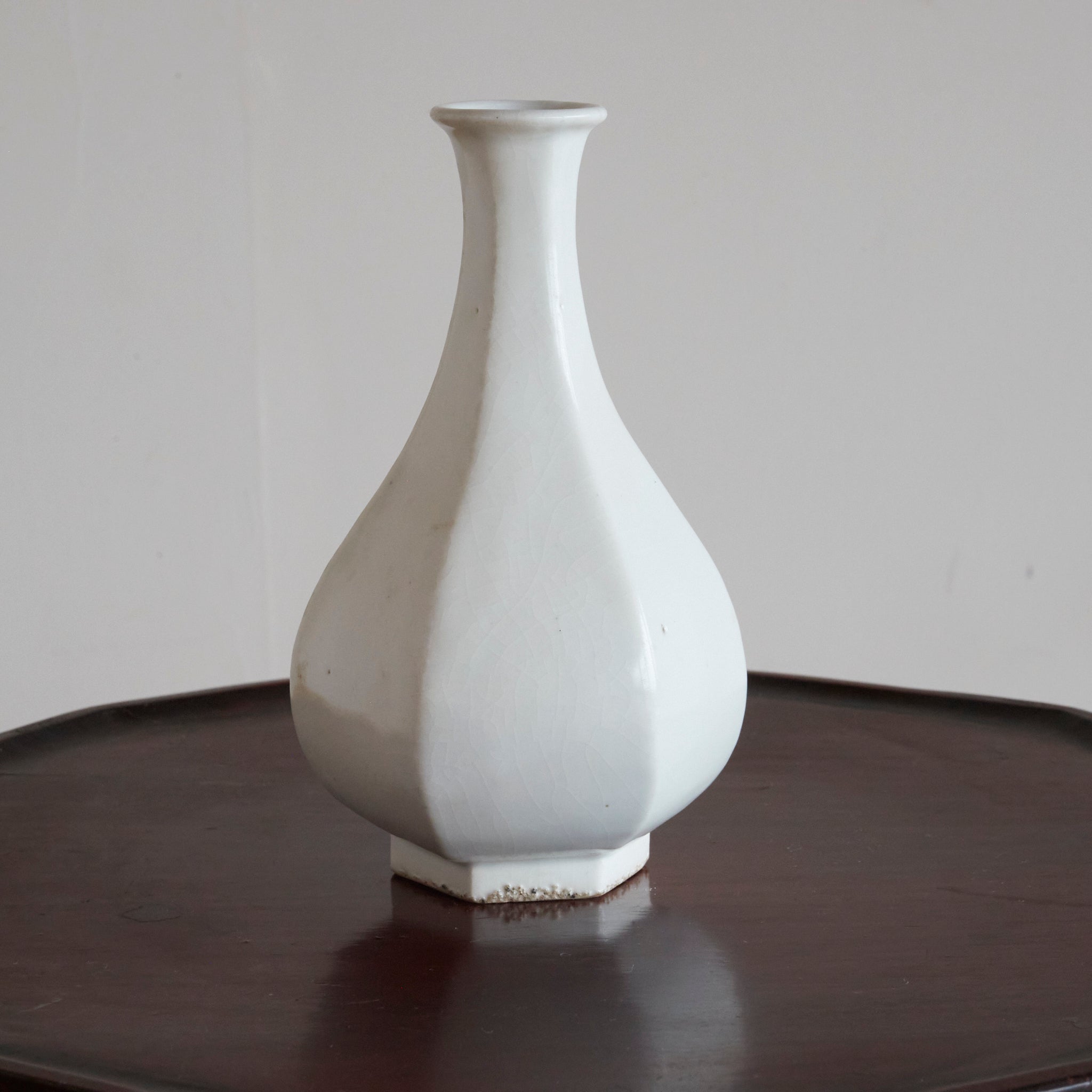 ABGESCHRÄGTE FLASCHE, Weißporzellan, Joseon-Dynastie(1392–1897 n. Chr.)