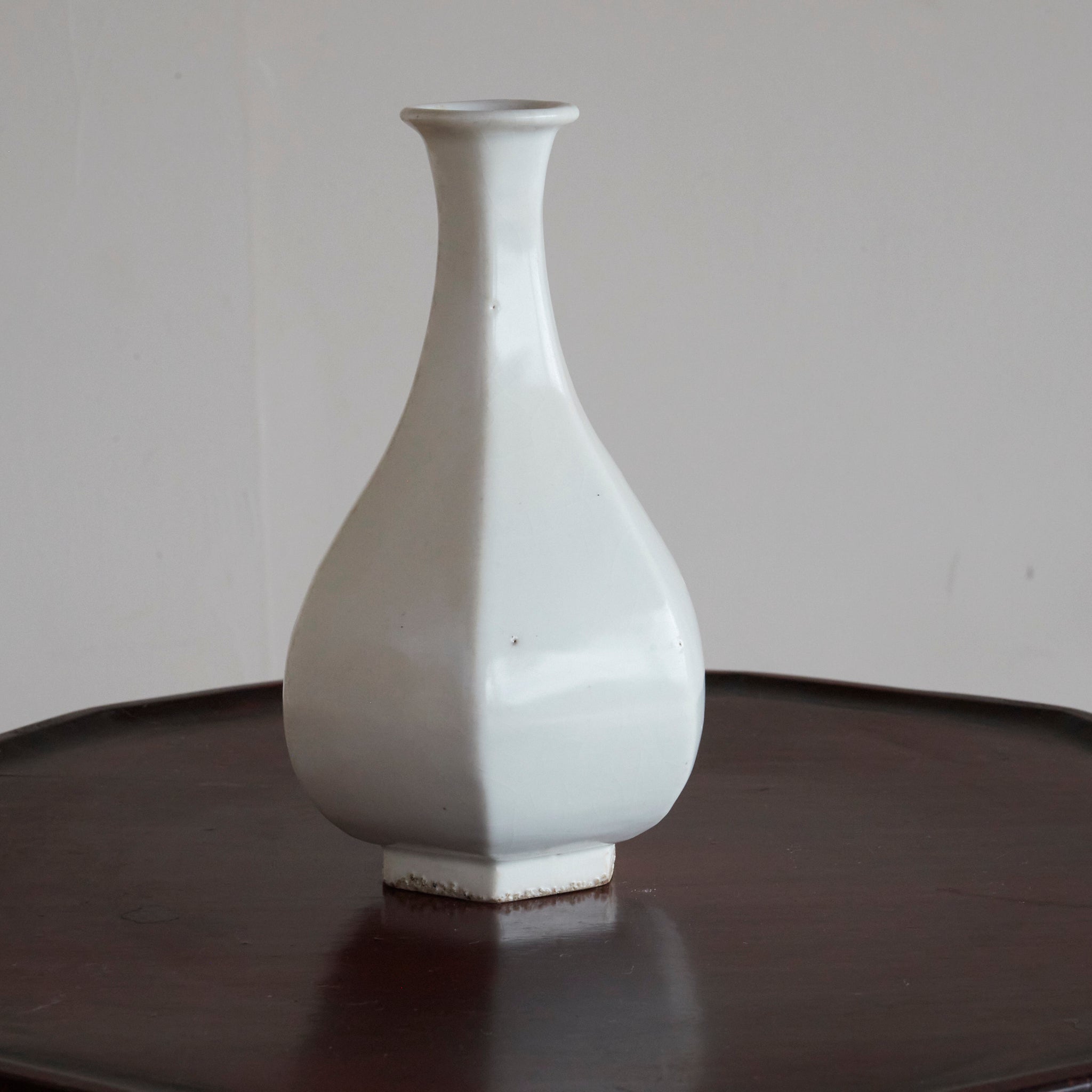 ABGESCHRÄGTE FLASCHE, Weißporzellan, Joseon-Dynastie(1392–1897 n. Chr.)